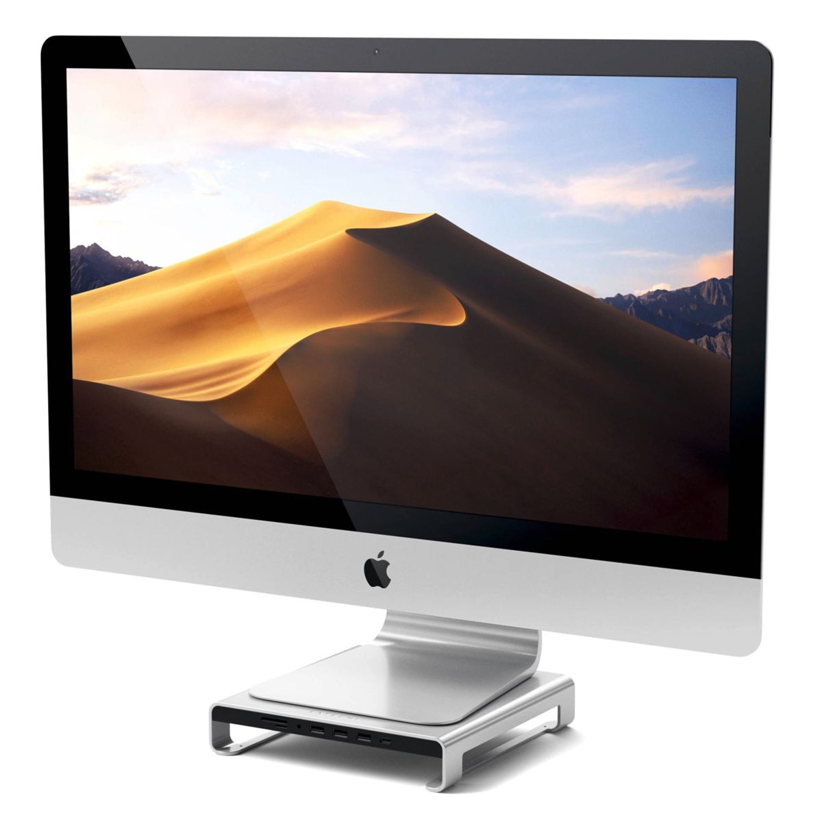 Un iMac argentato è su un supporto, mostra un paesaggio desertico.
