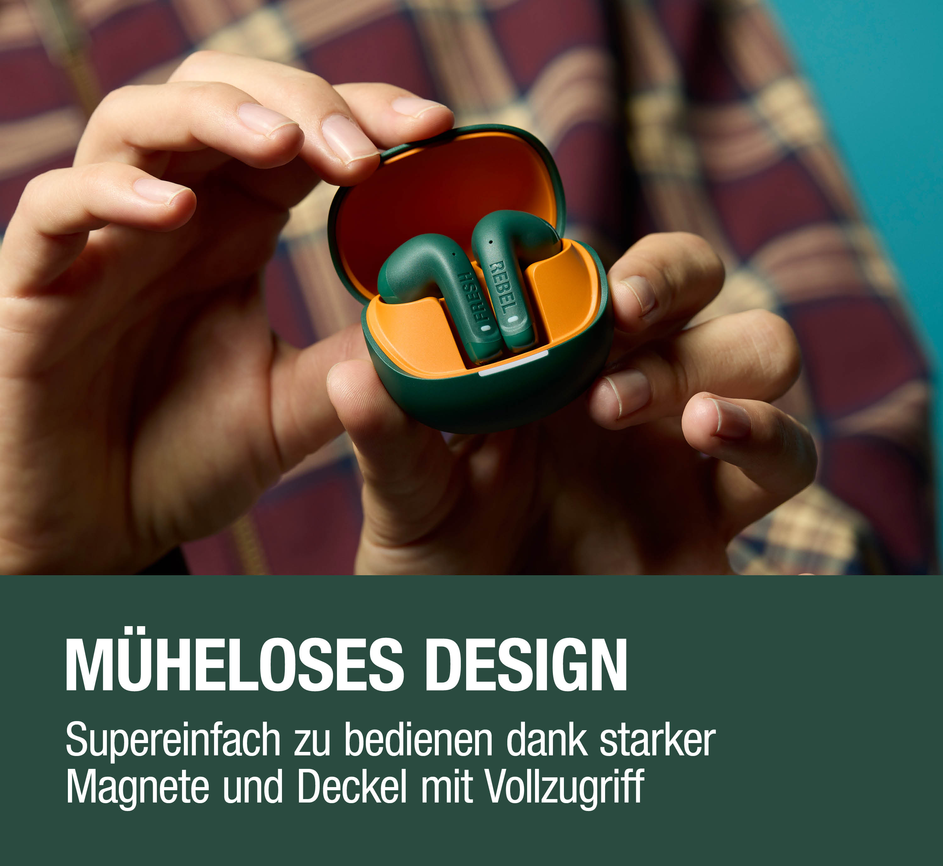 Hände halten grüne Ohrhörer in einer dunkelgrünen Hülle mit orangefarbenem Innenleben.