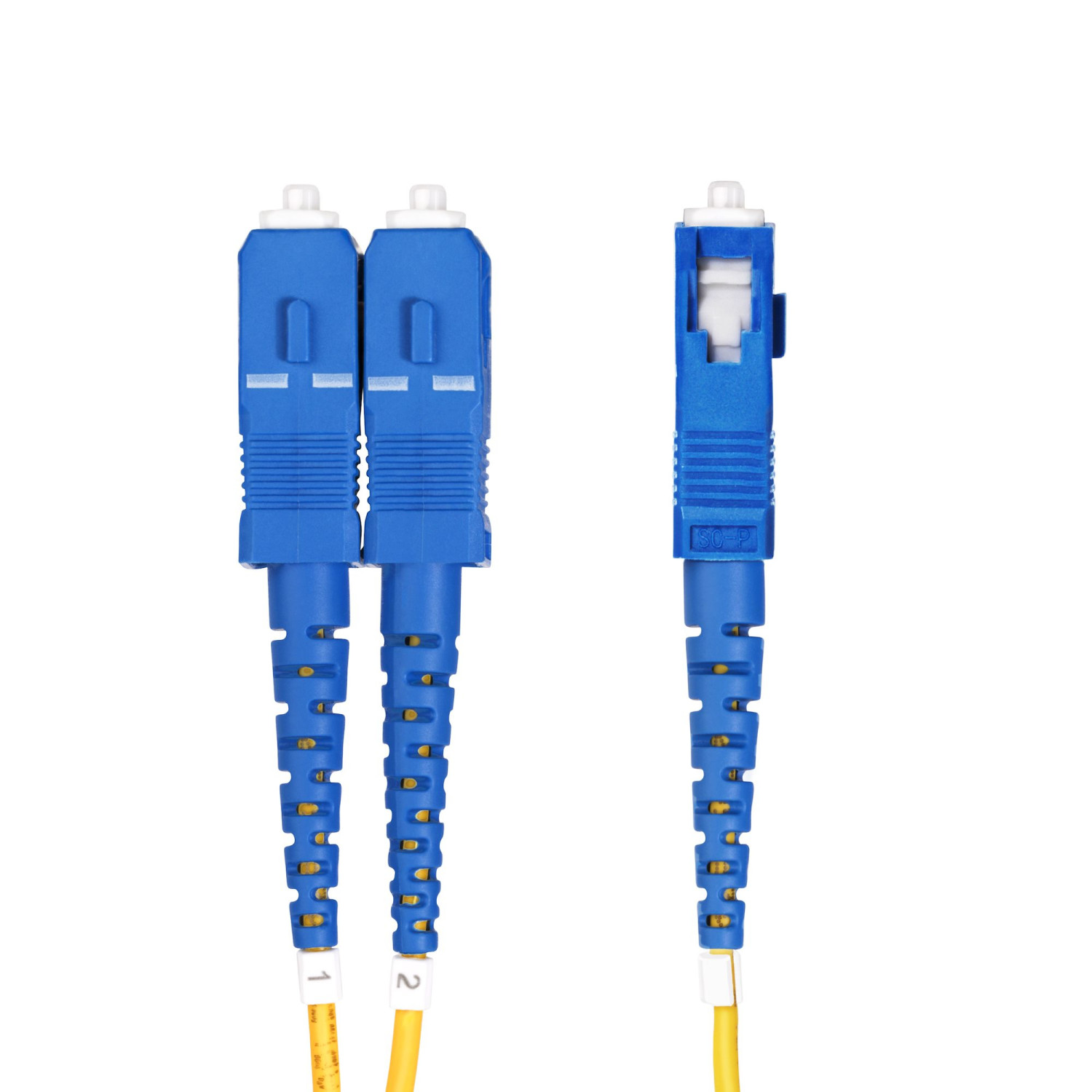 Due connettori SC blu con cavi gialli, su sfondo bianco.