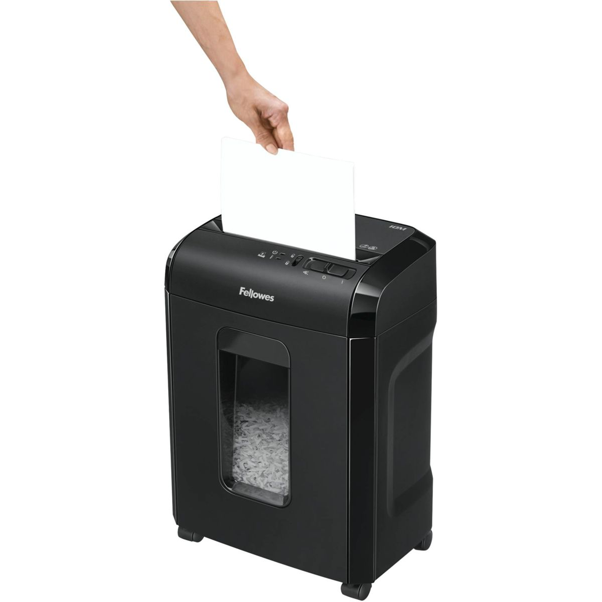 Eine Hand führt ein weißes Blatt Papier in einen schwarzen Aktenvernichter ein.