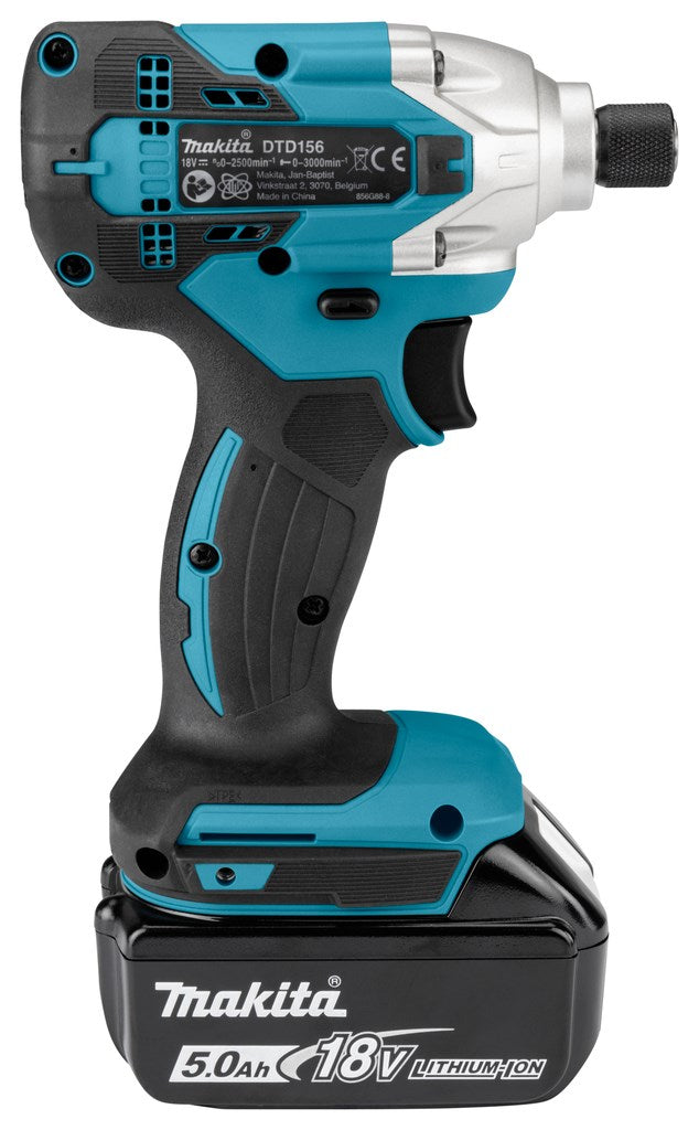 Ein blauer und schwarzer Makita Schlagschrauber mit 18V 5.0Ah Akku.