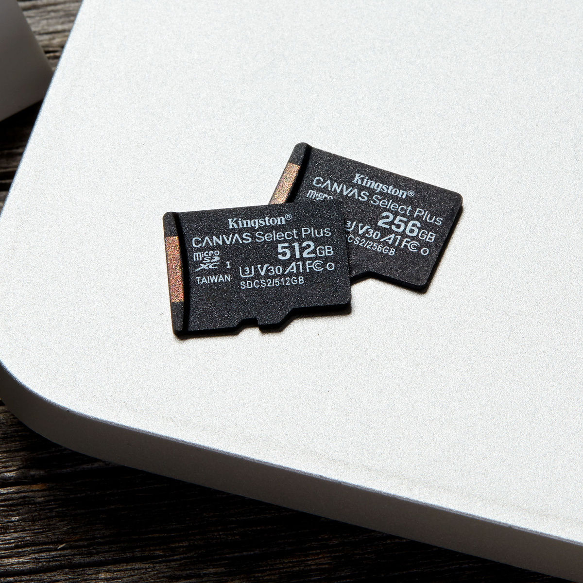 Dos tarjetas microSD Kingston: 512GB y 256GB, sobre una superficie.
