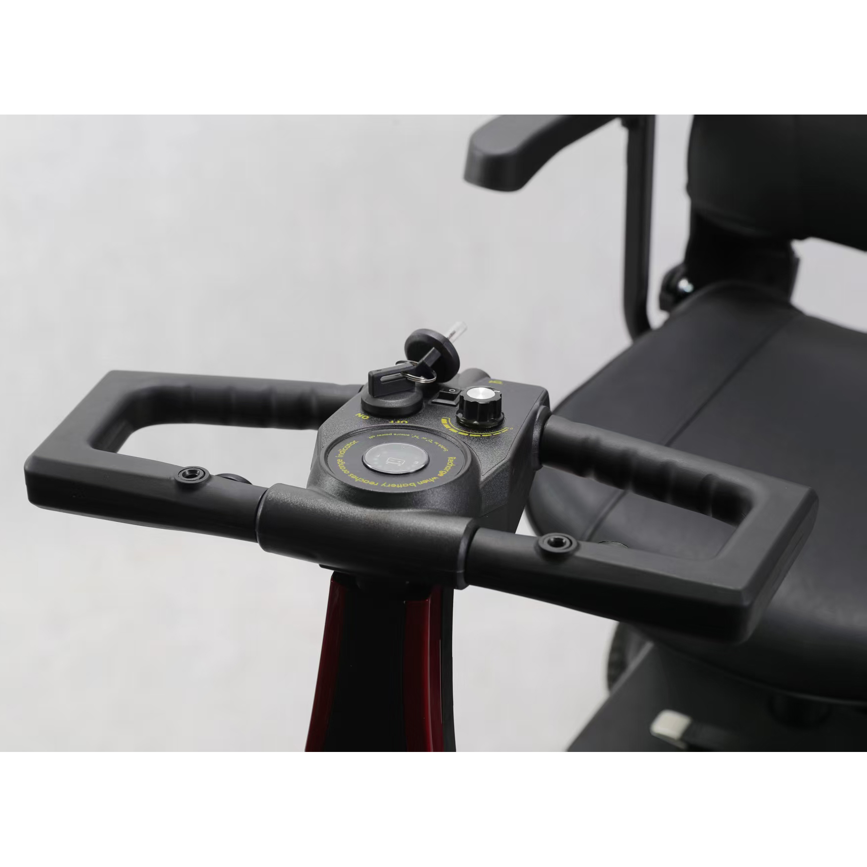 Pannello di controllo di un monopattino mobile con manubrio, chiave e quadrante.