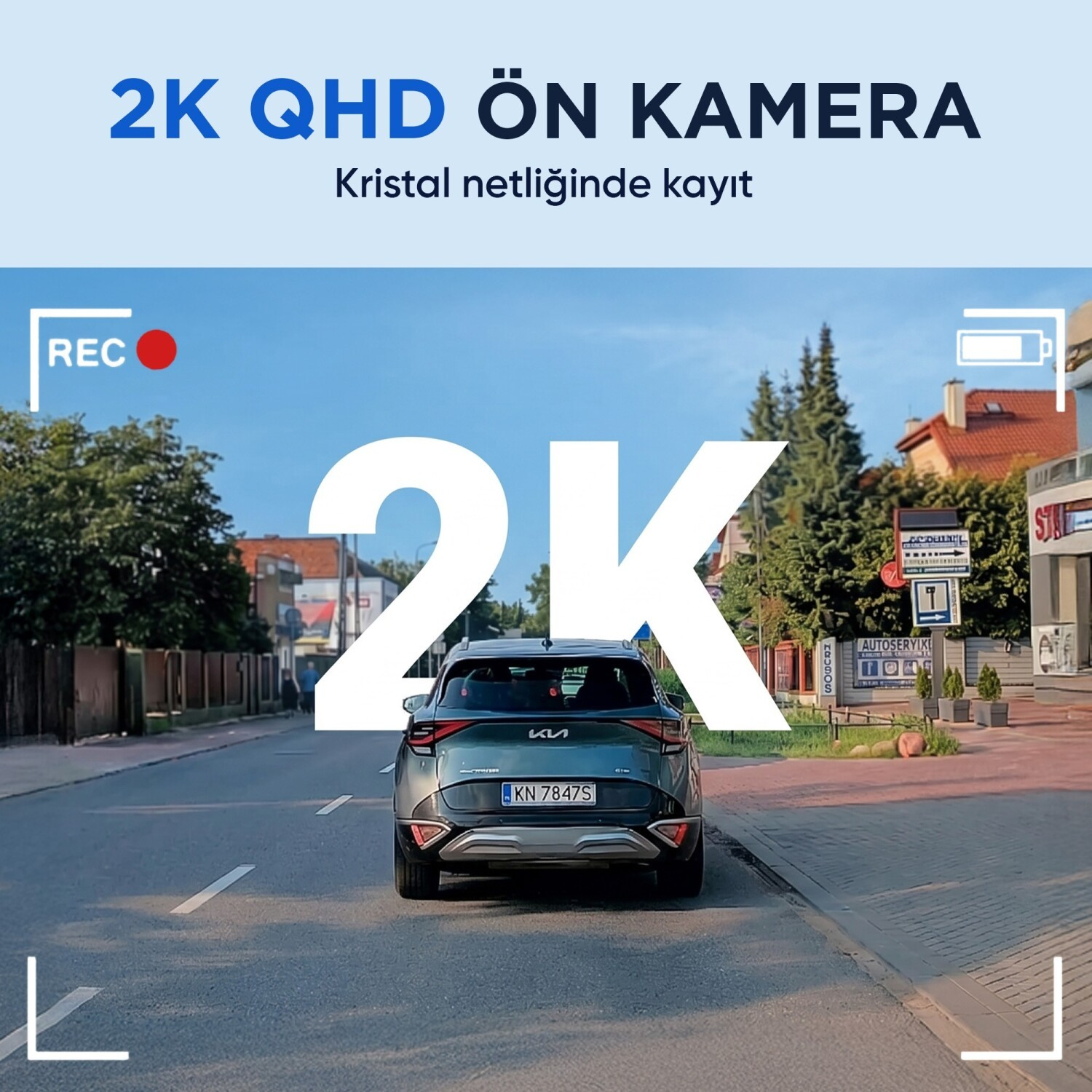 Kayıt göstergesi ve "2K QHD" yazısıyla bir SUV sokakta ilerliyor.