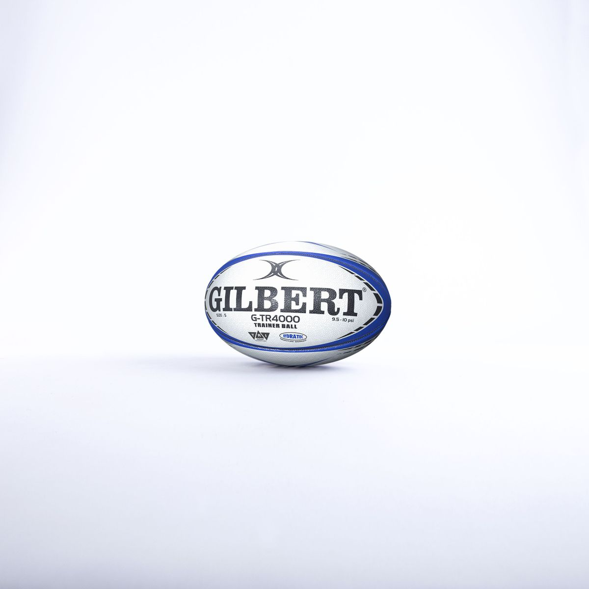 Un pallone da rugby Gilbert bianco con finiture e marchio blu su sfondo bianco.