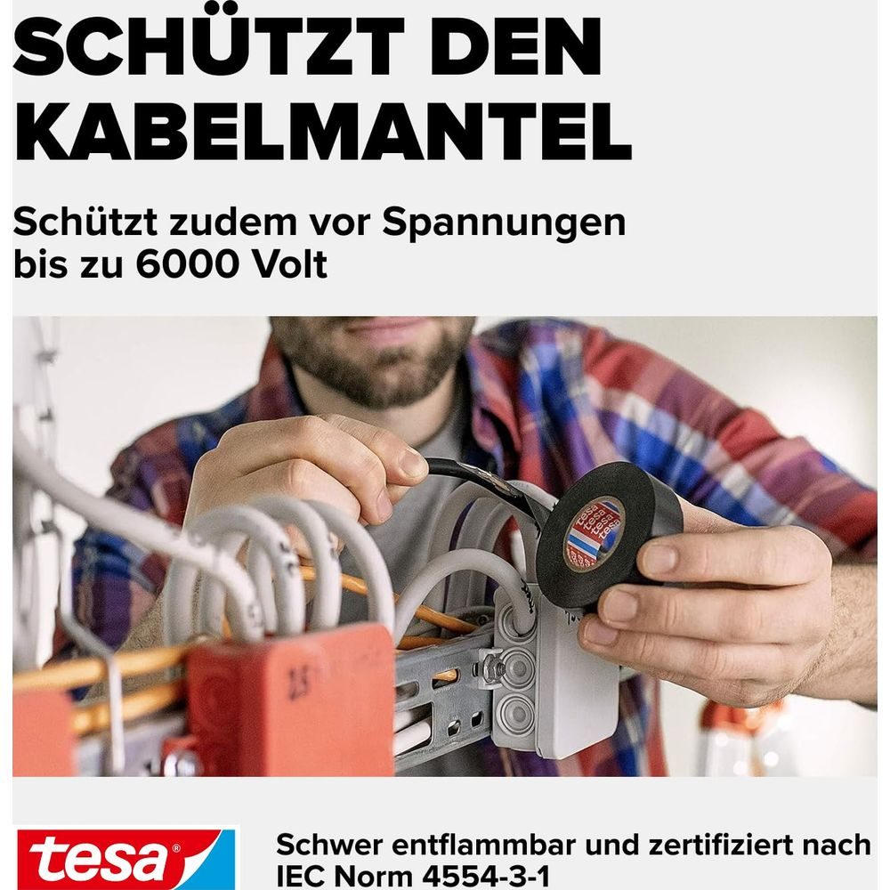 Mann wickelt schwarzes Isolierband um Drähte an einer Anschlussdose.