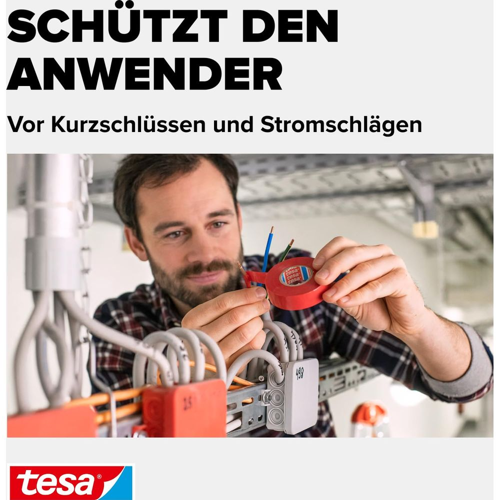 Mann im karierten Hemd benutzt rotes Klebeband an Elektrokabeln bei Verteilern.