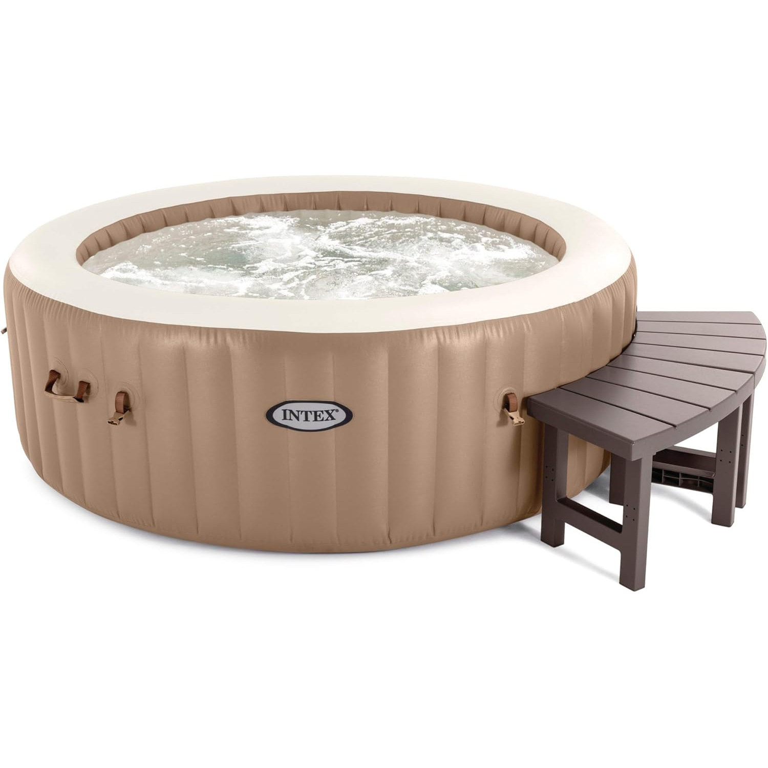 Una vasca idromassaggio gonfiabile color camoscio con acqua frizzante e un tavolino laterale in legno marrone.