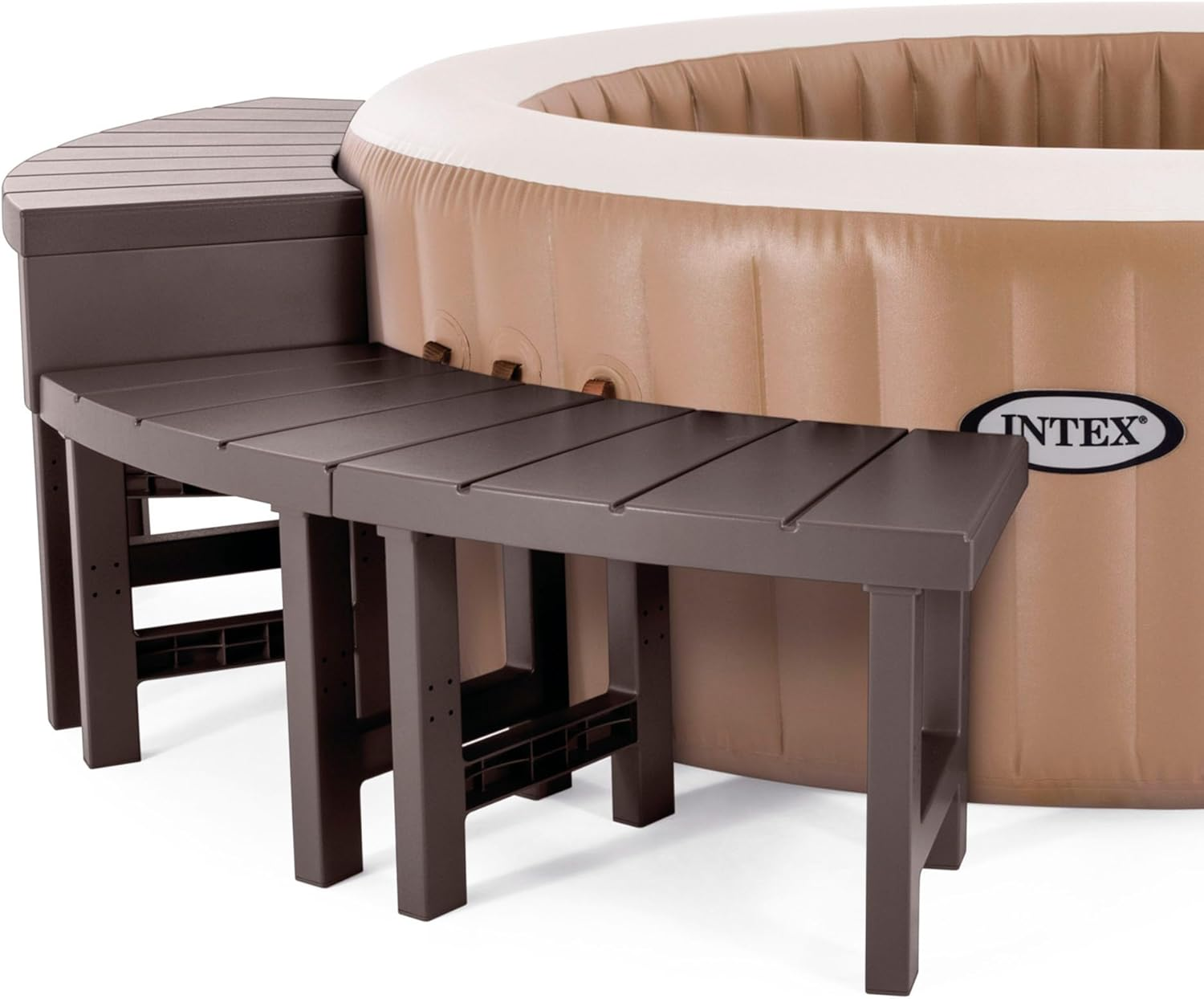 Un set da terrazza marrone accanto a una vasca idromassaggio gonfiabile con logo Intex.