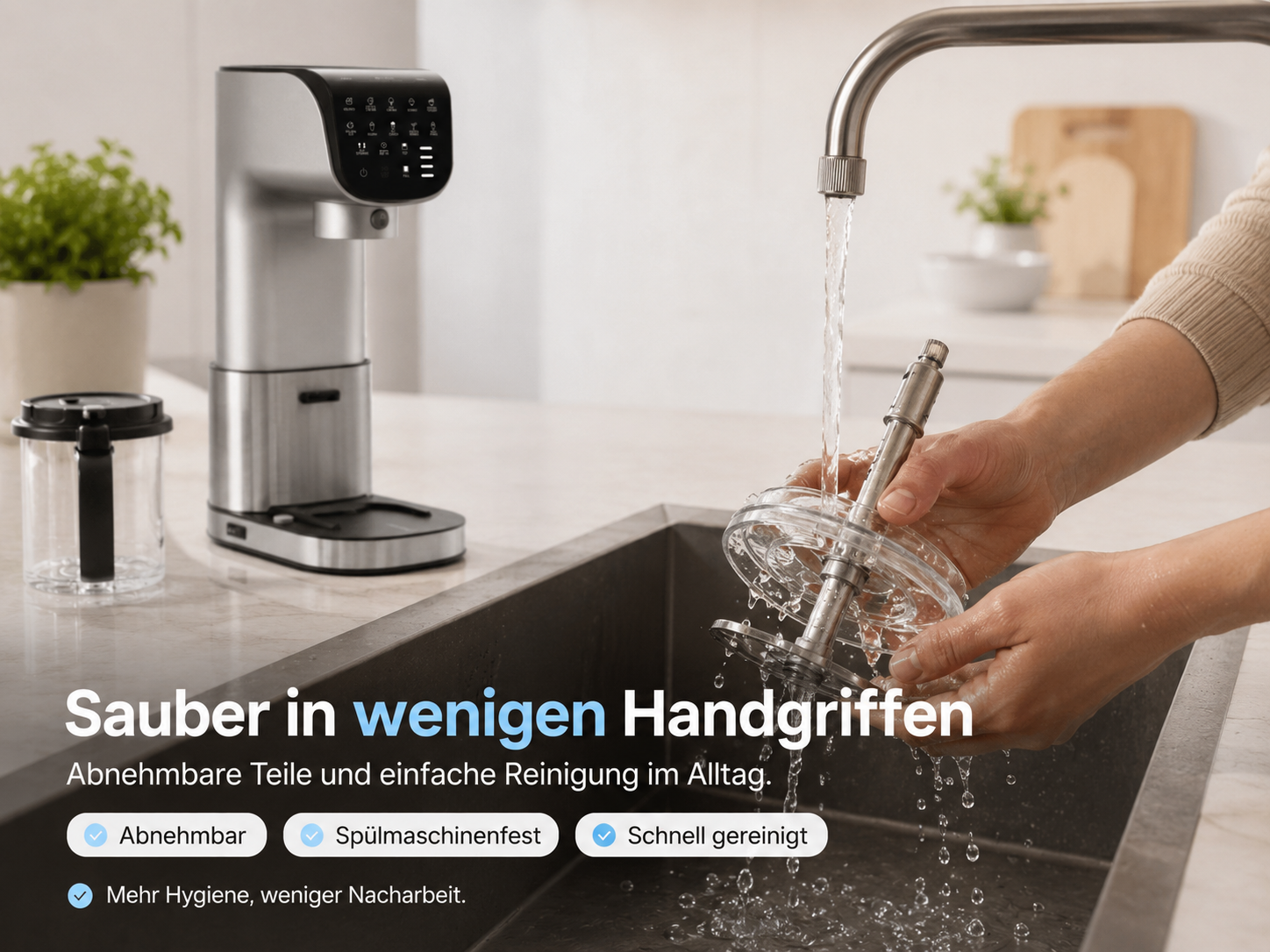 Eine Person reinigt einen Küchenmixer-Aufsatz unter fließendem Wasser.