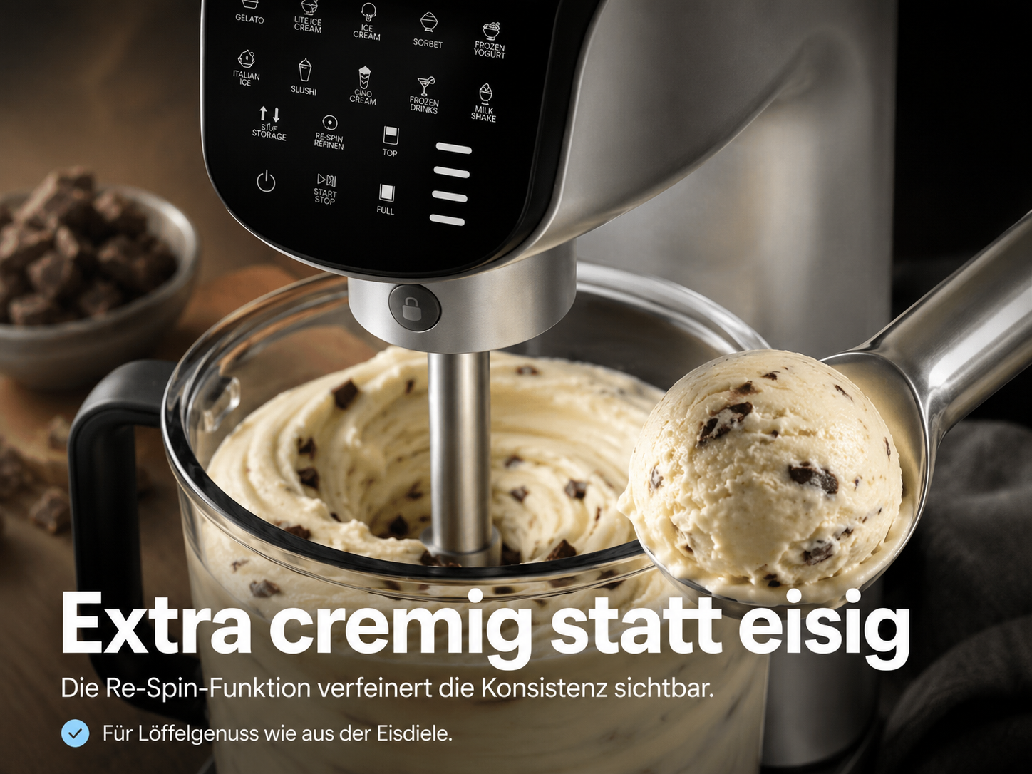Eine Eismaschine mit cremigem Eis in der Schüssel und auf dem Löffel.