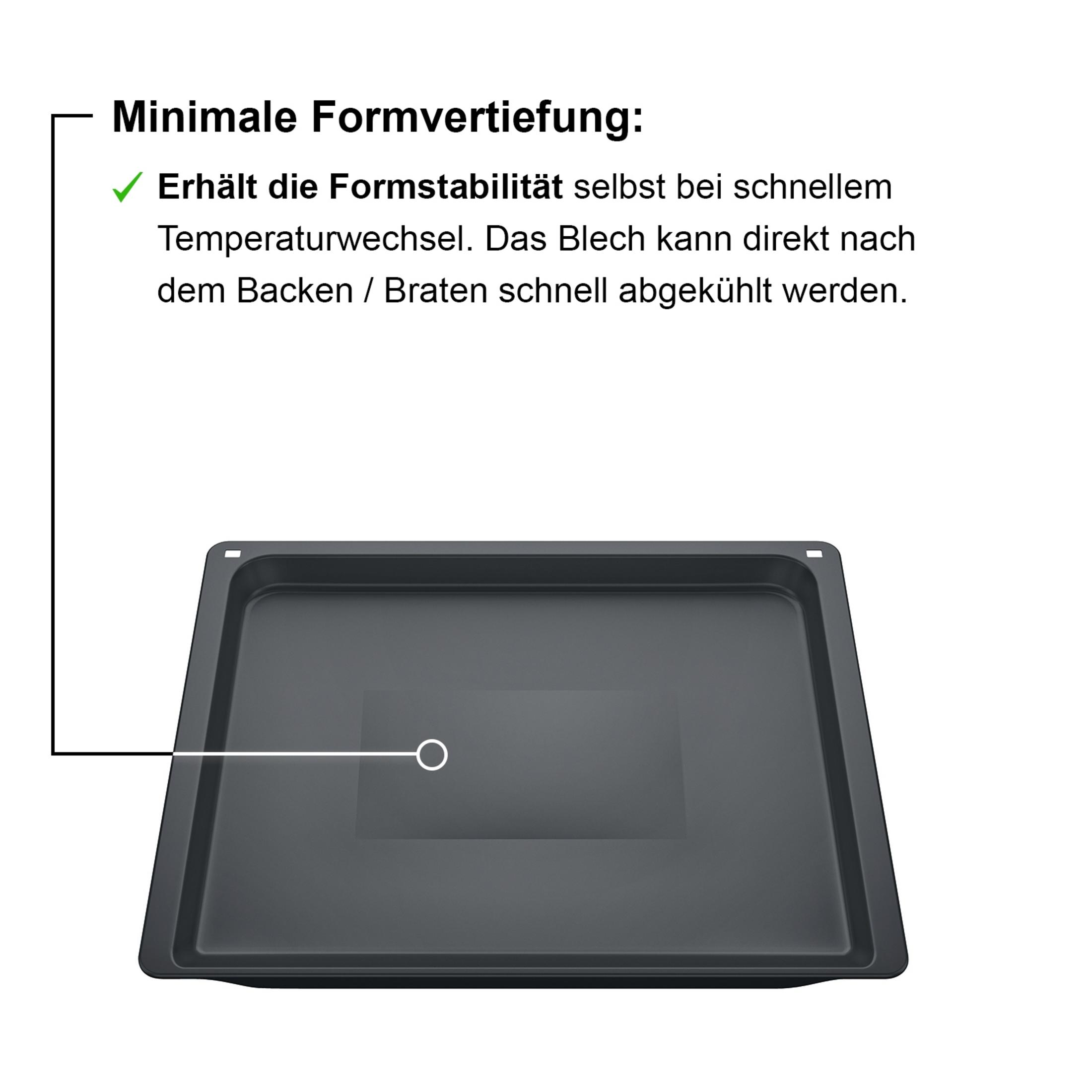 Eine dunkle, rechteckige Backform mit erhöhten Rändern auf weißem Hintergrund.
