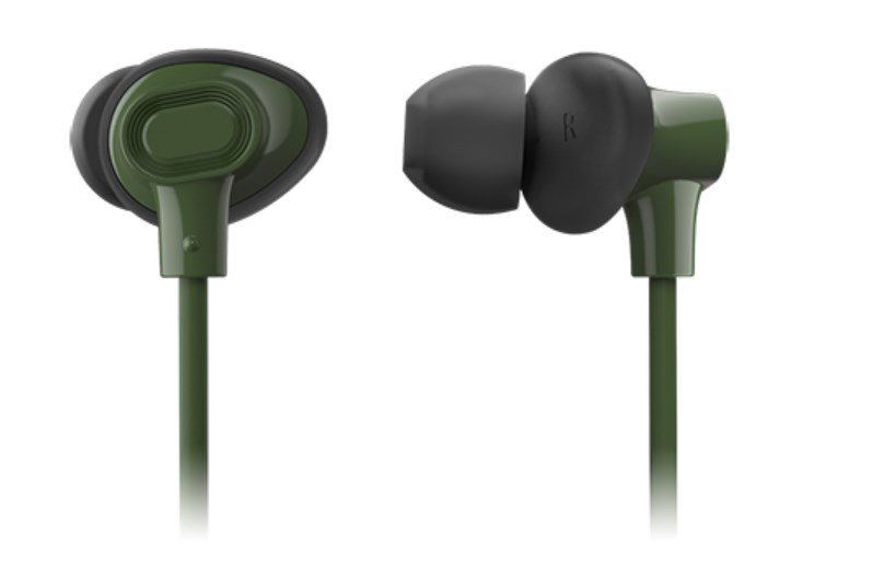 Dos auriculares verdes con puntas negras, uno marcado con R, sobre fondo blanco.
