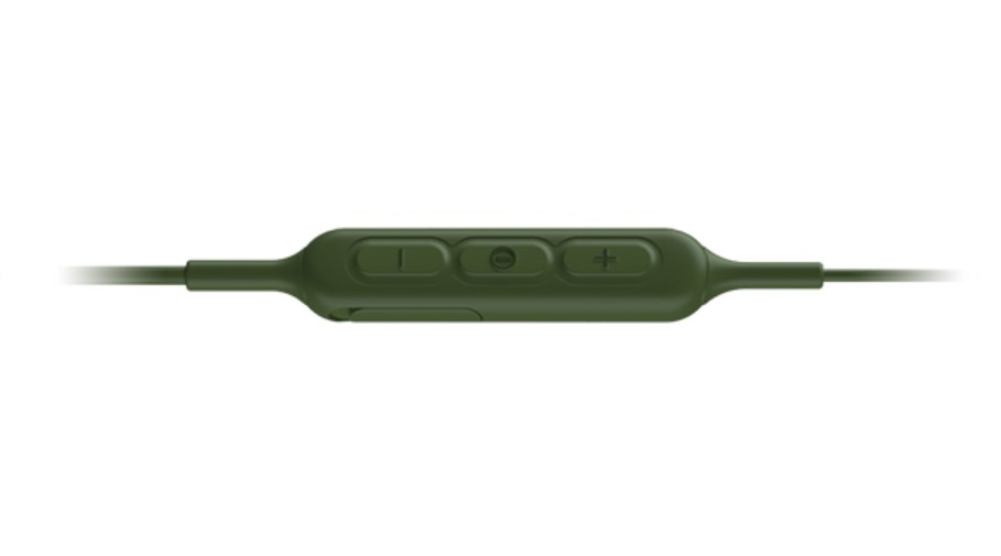 Control remoto verde para auriculares con botones de volumen y reproducción.