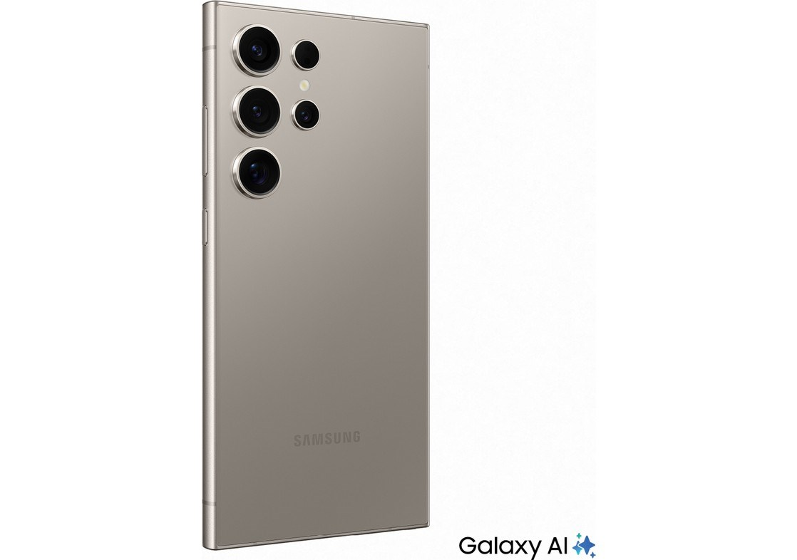Dört kamera lensli ve Samsung logolu gümüş Samsung akıllı telefonun arkası.