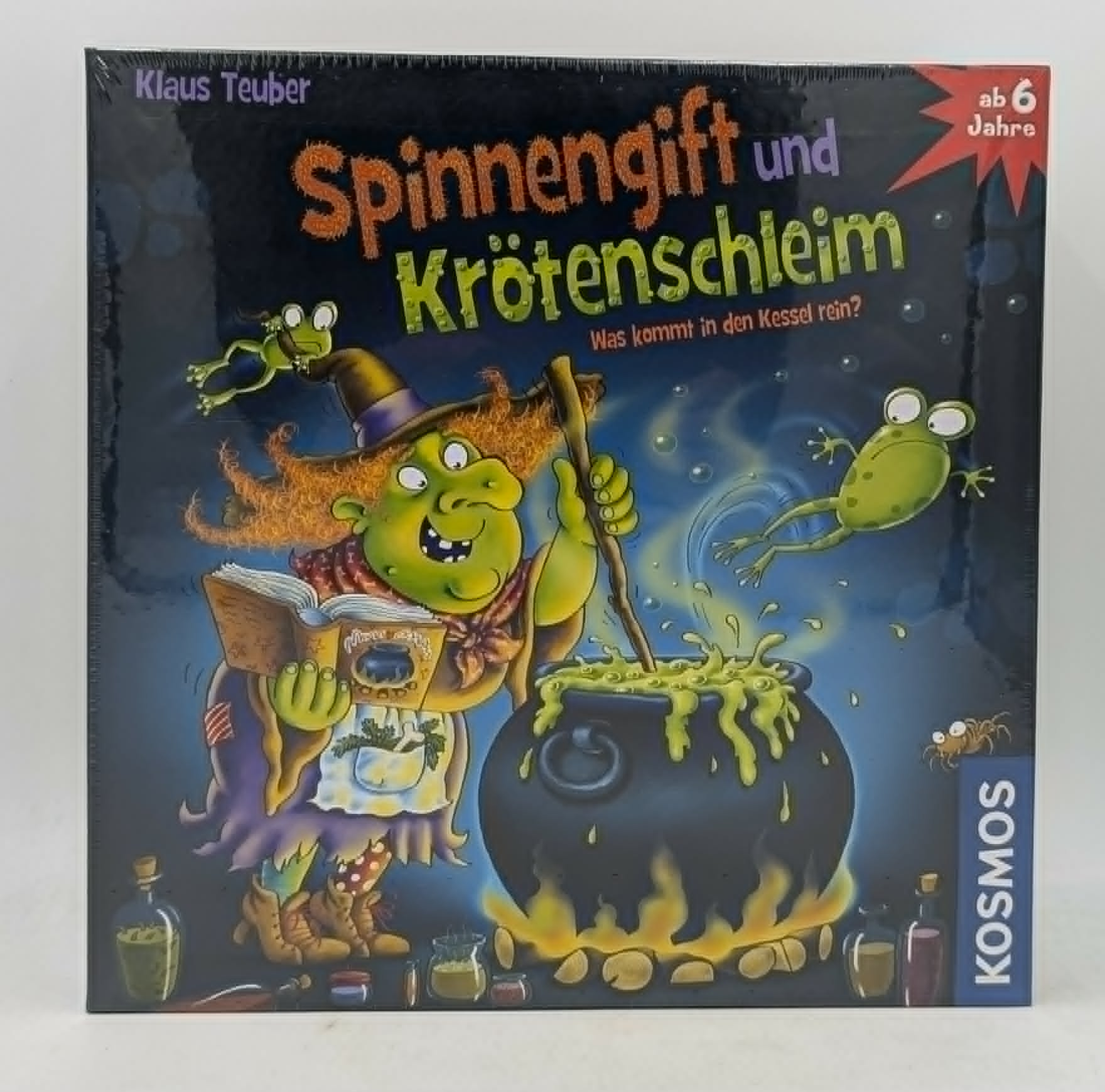 Ein grüner Hexen-Charakter liest ein Buch und rührt einen Kessel mit Spinnengift und Krötenschleim.
