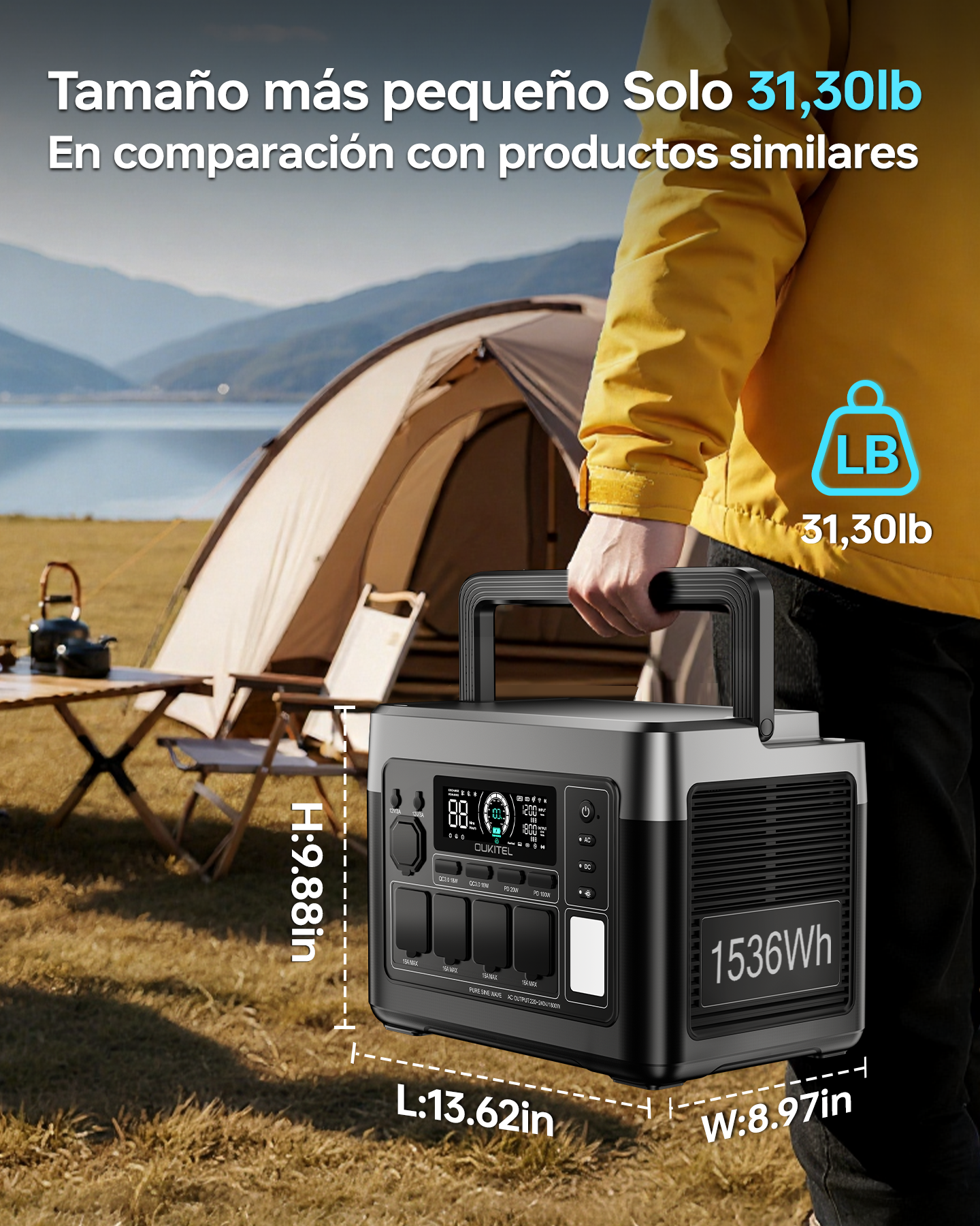 Una persona sostiene una estación de energía portátil al aire libre con una carpa y mesa al fondo.