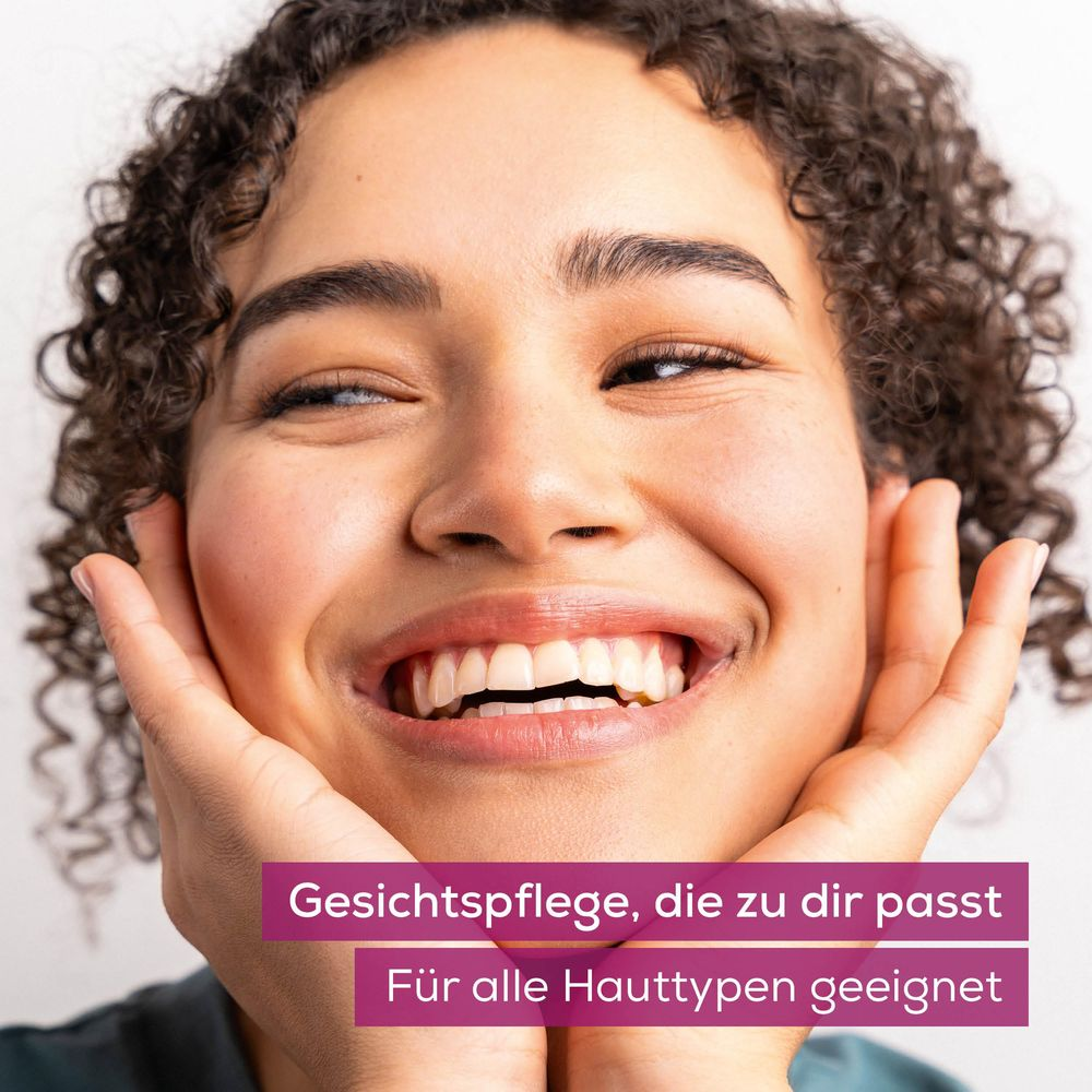 Frau lächelt und hält ihr Gesicht mit den Händen. Hautpflege für alle Hauttypen.