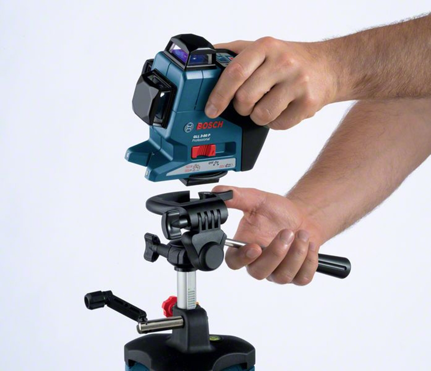 Un uomo attacca un livellatore laser Bosch a un treppiede.