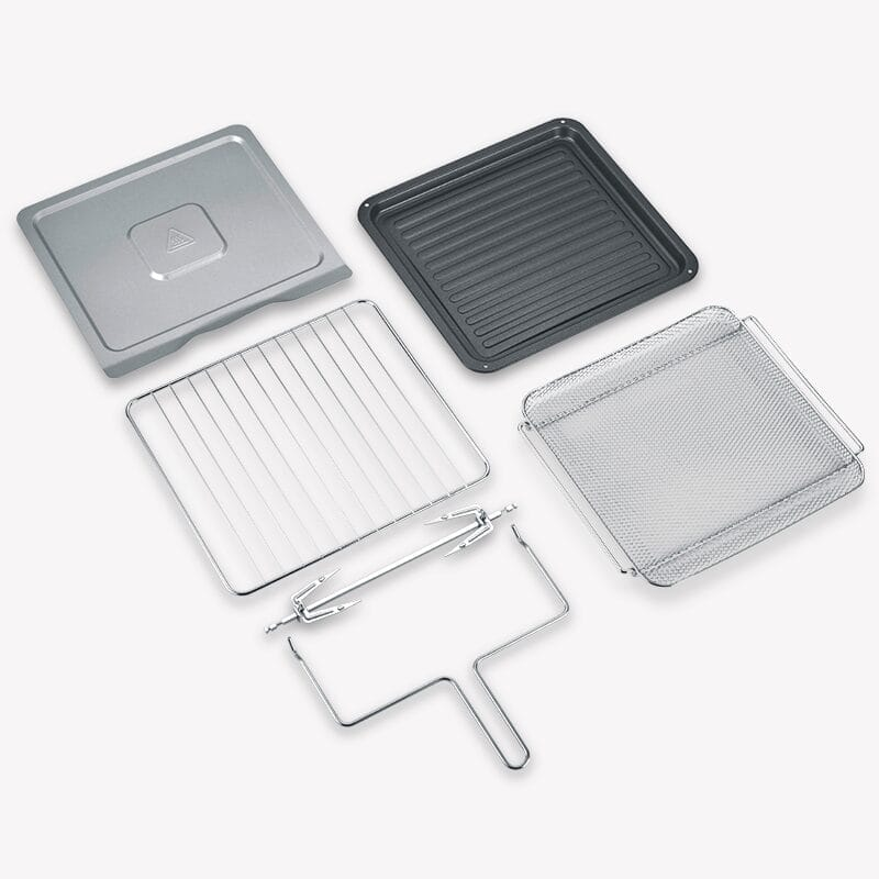 Ein silberner Deckel, eine Grillpfanne, ein Rost und ein Hähnchengrill.