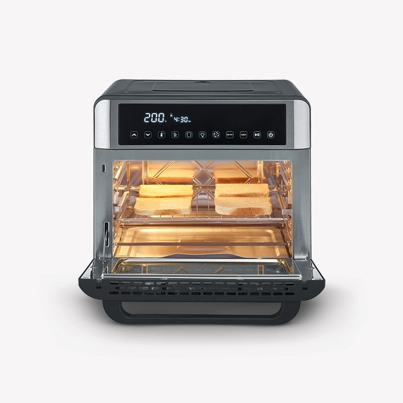 Ein silberner und schwarzer Toaster-Ofen mit geöffneter Tür, vier Brotscheiben darin.
