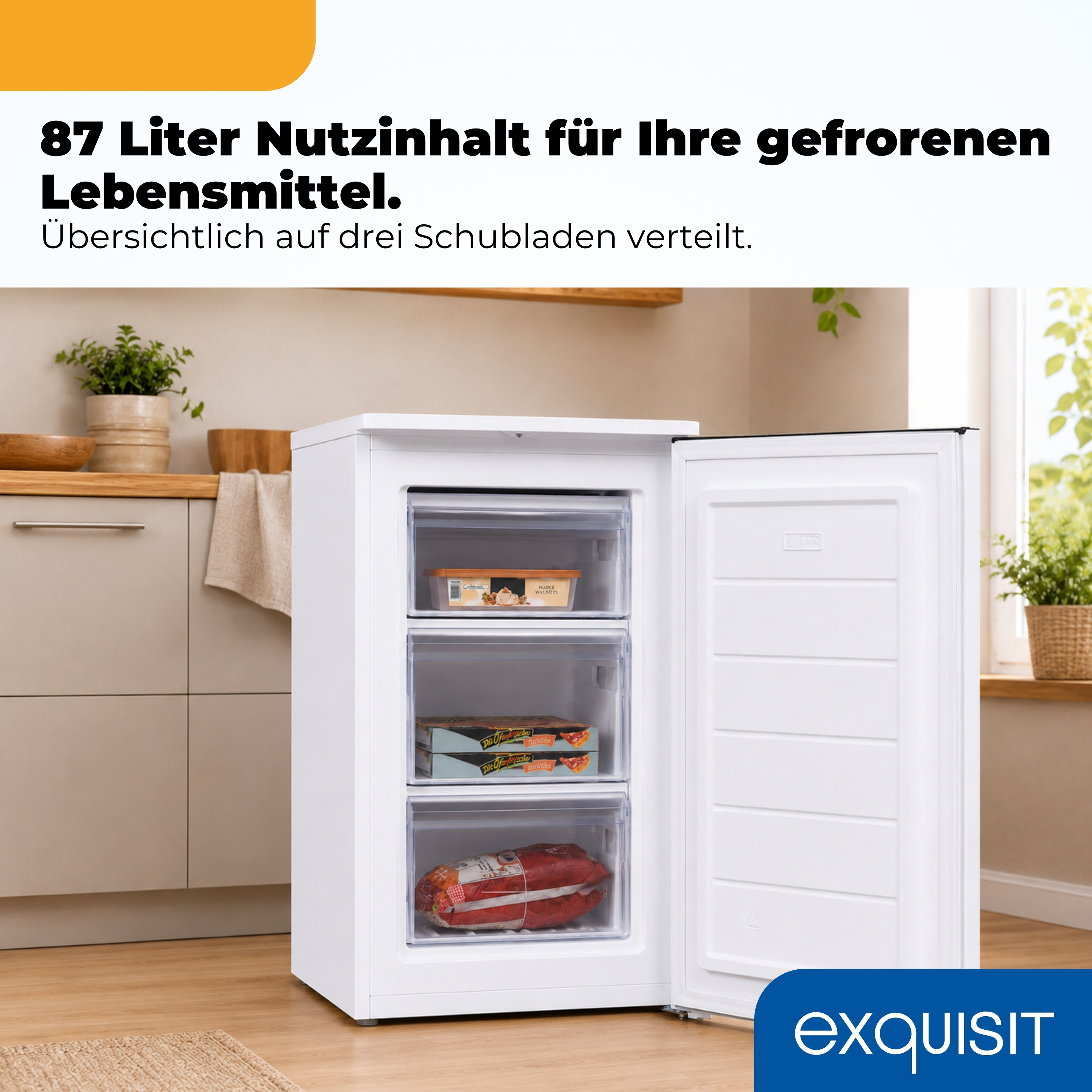 Ein weißer Gefrierschrank mit offener Tür, drei Schubladen, gefüllt mit Lebensmitteln.