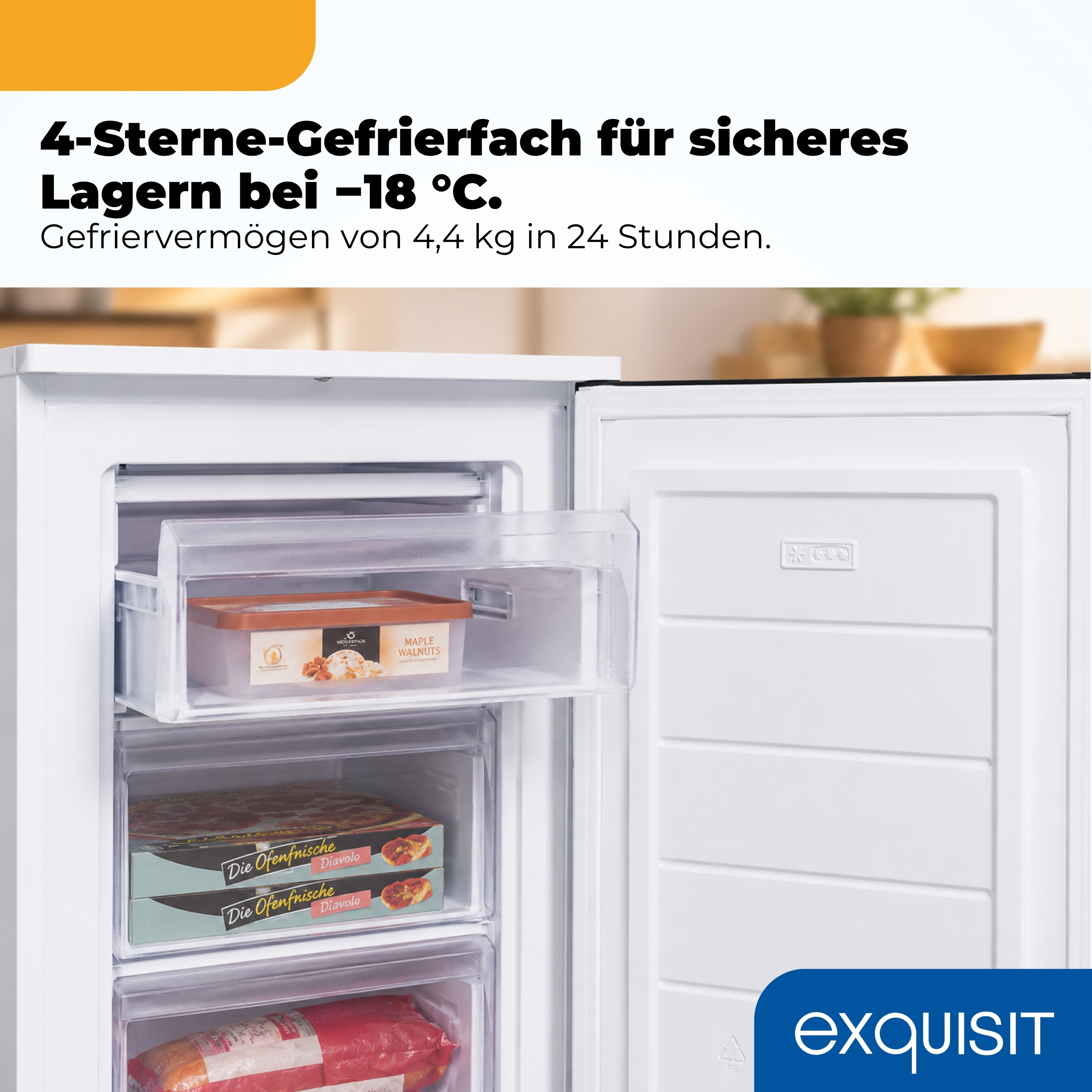 Ein weißer Gefrierschrank mit offenen Fächern und Lebensmitteln.