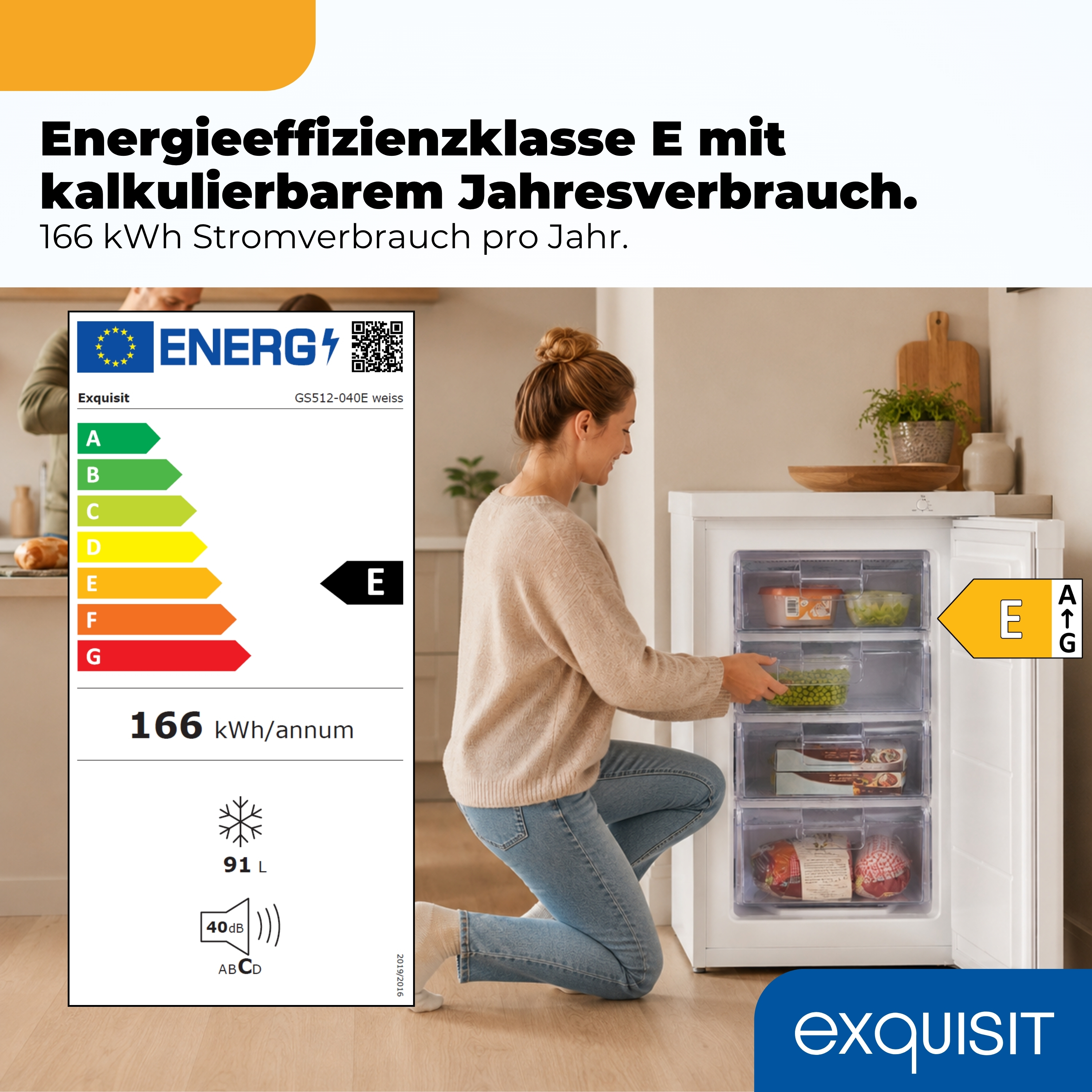 Eine Frau kniet vor einem Gefrierschrank mit Energieeffizienzklasse E.