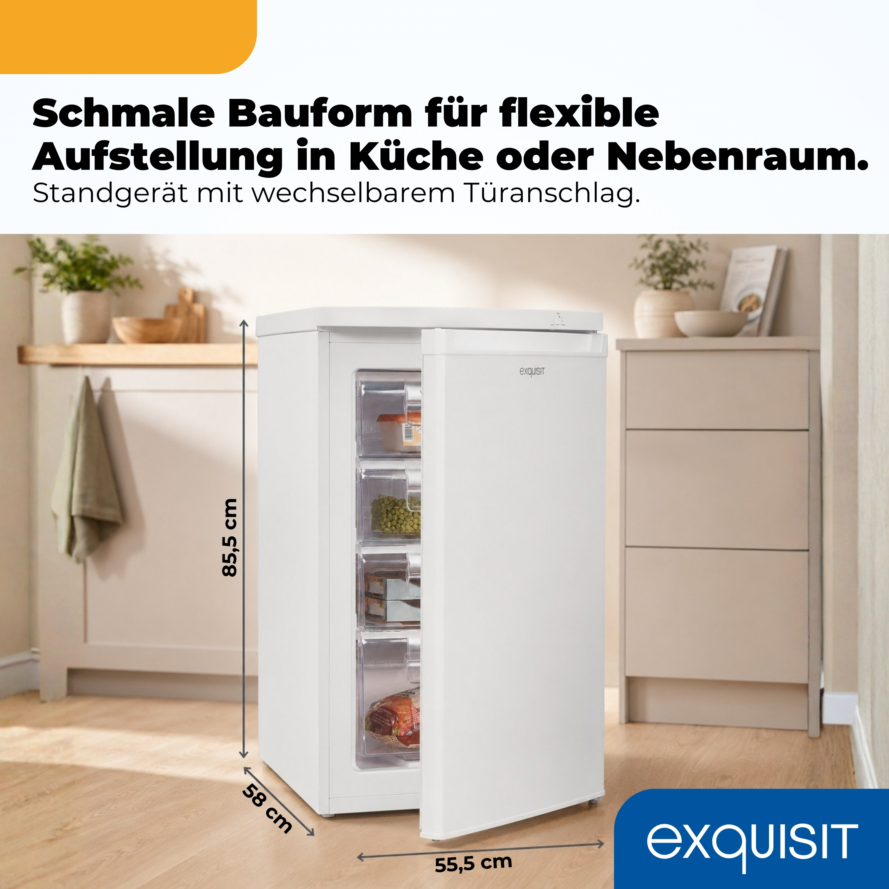 Ein weißer Kühlschrank mit offener Tür steht auf einem Holzboden.