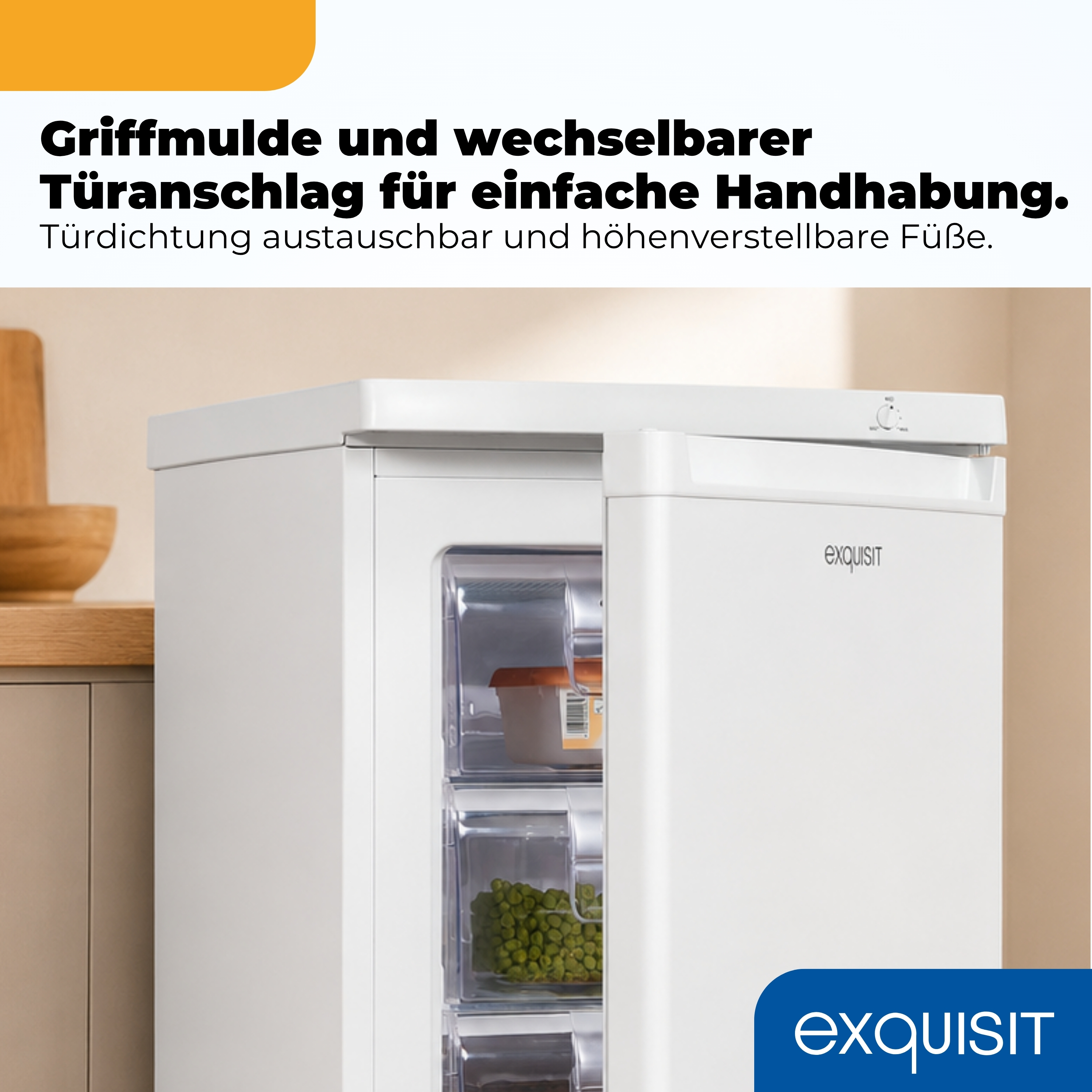 Ein weißer Kühlschrank mit offener Tür zeigt gefrorene Lebensmittel.