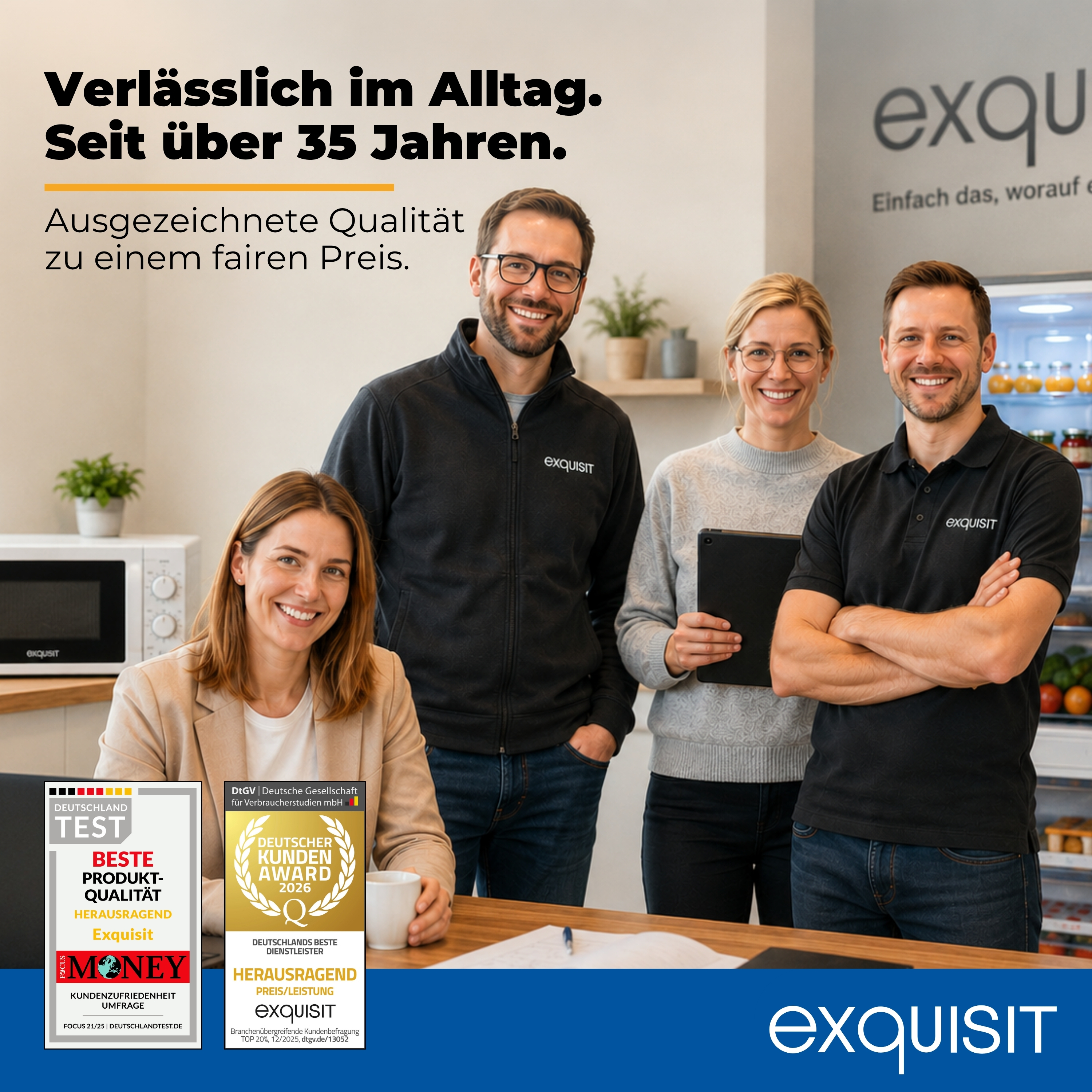 Vier lächelnde Personen stehen vor Geräten und Auszeichnungen. Exquisit.