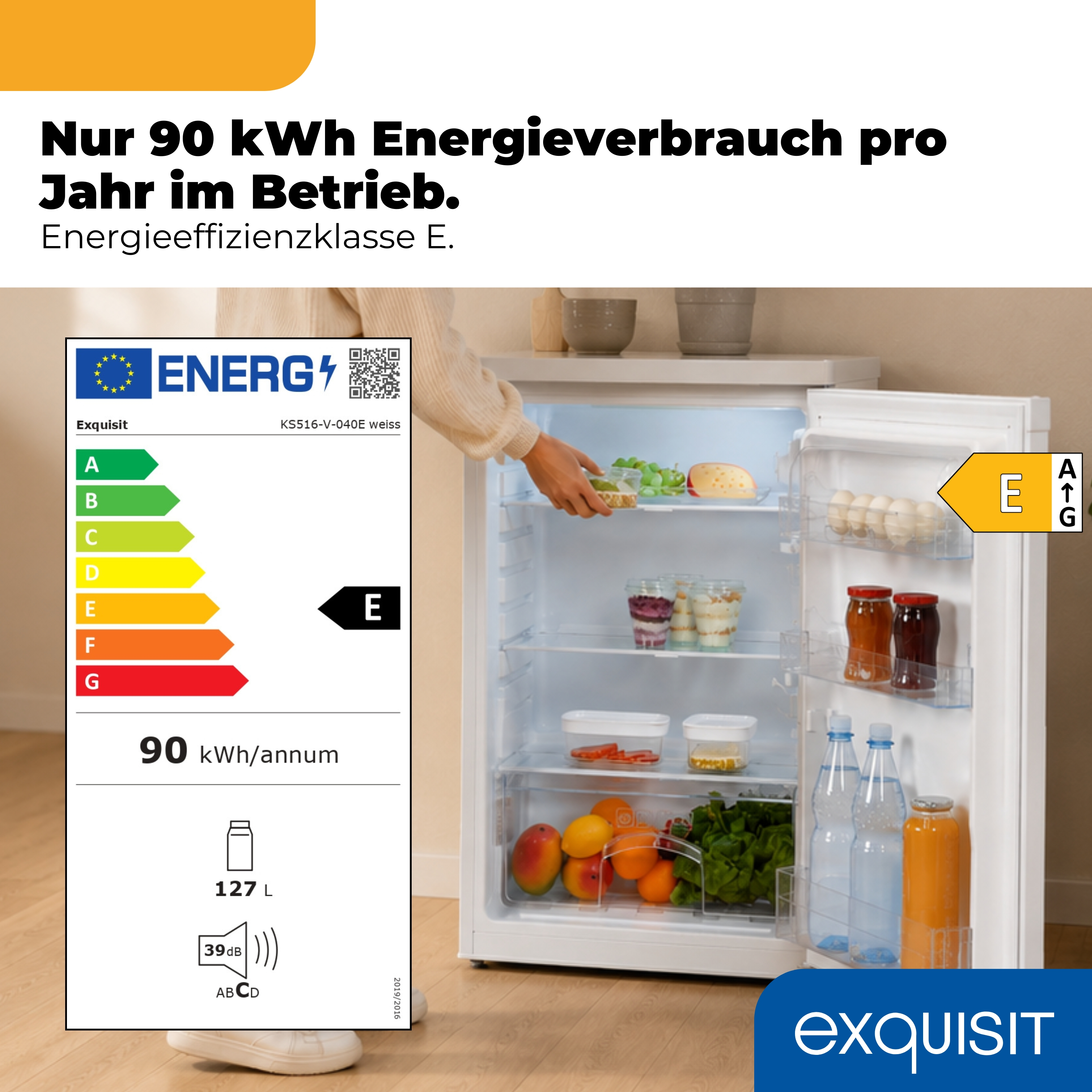Ein Kühlschrank mit Lebensmitteln und Energielabel. Energieeffizienzklasse E.