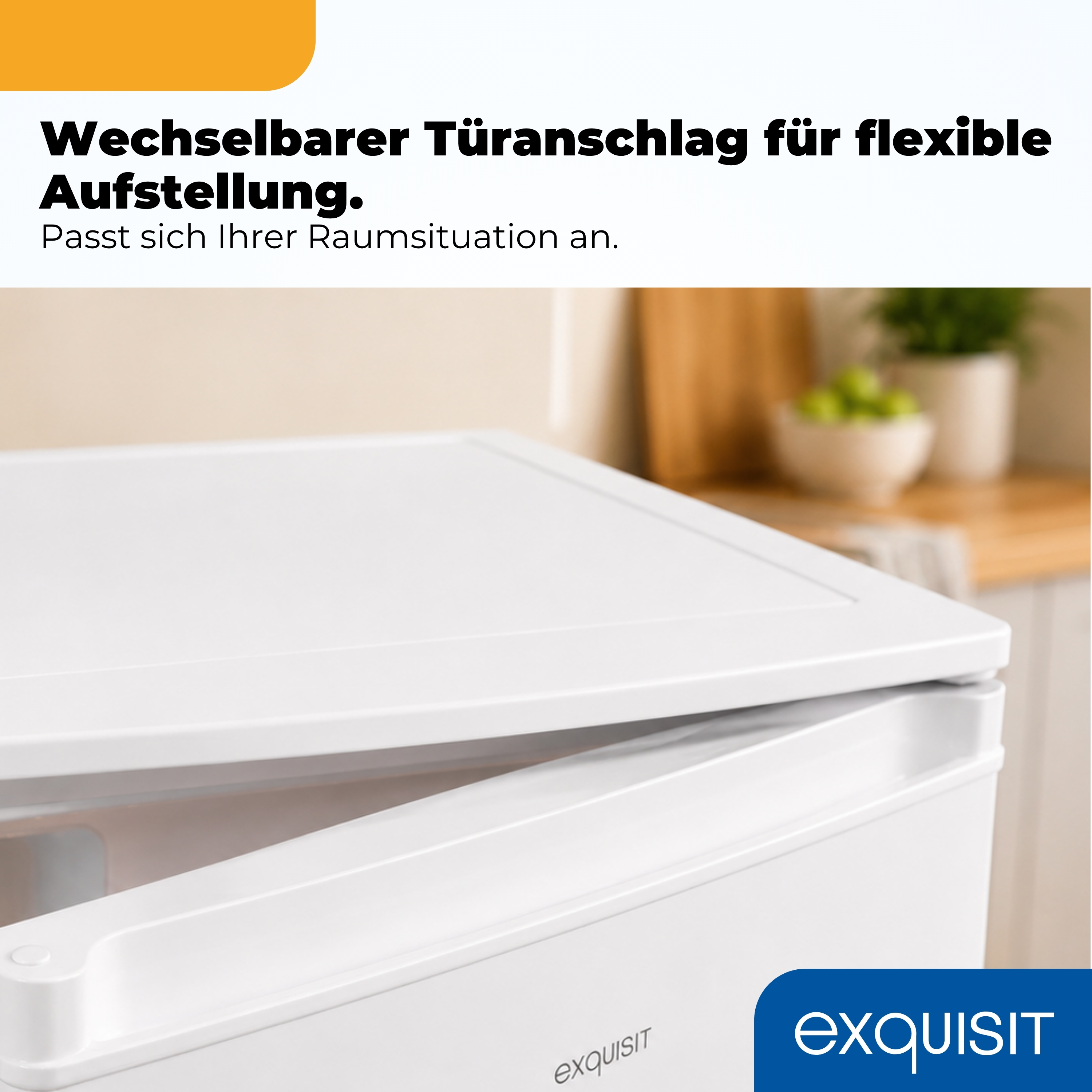 Eine weiße Kühlschranktür mit Griff ist teilweise geöffnet. Text: Wechselbarer Türanschlag für flexible Aufstellung.