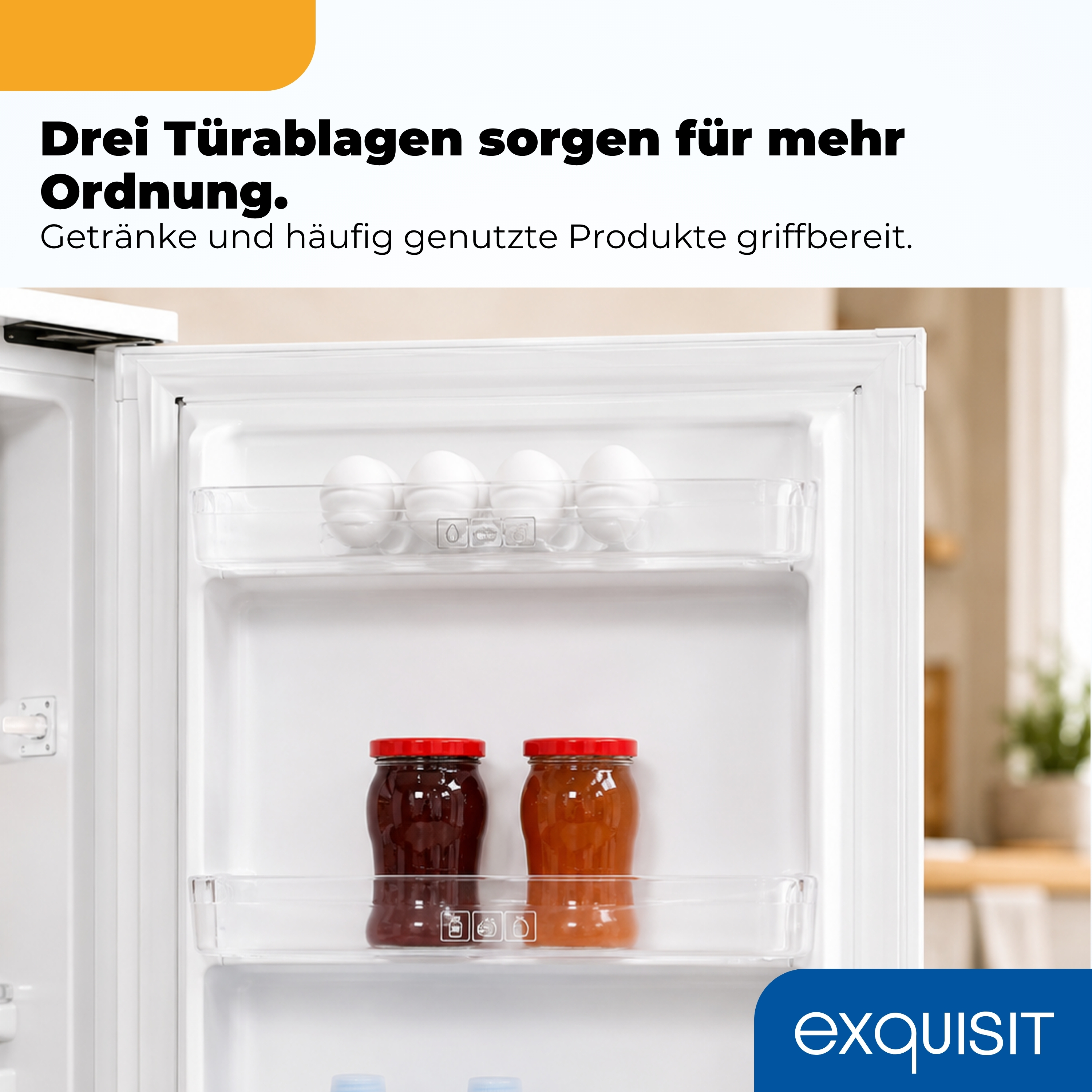Offener Kühlschrank mit Eiern und Gläsern auf den Türfächern.