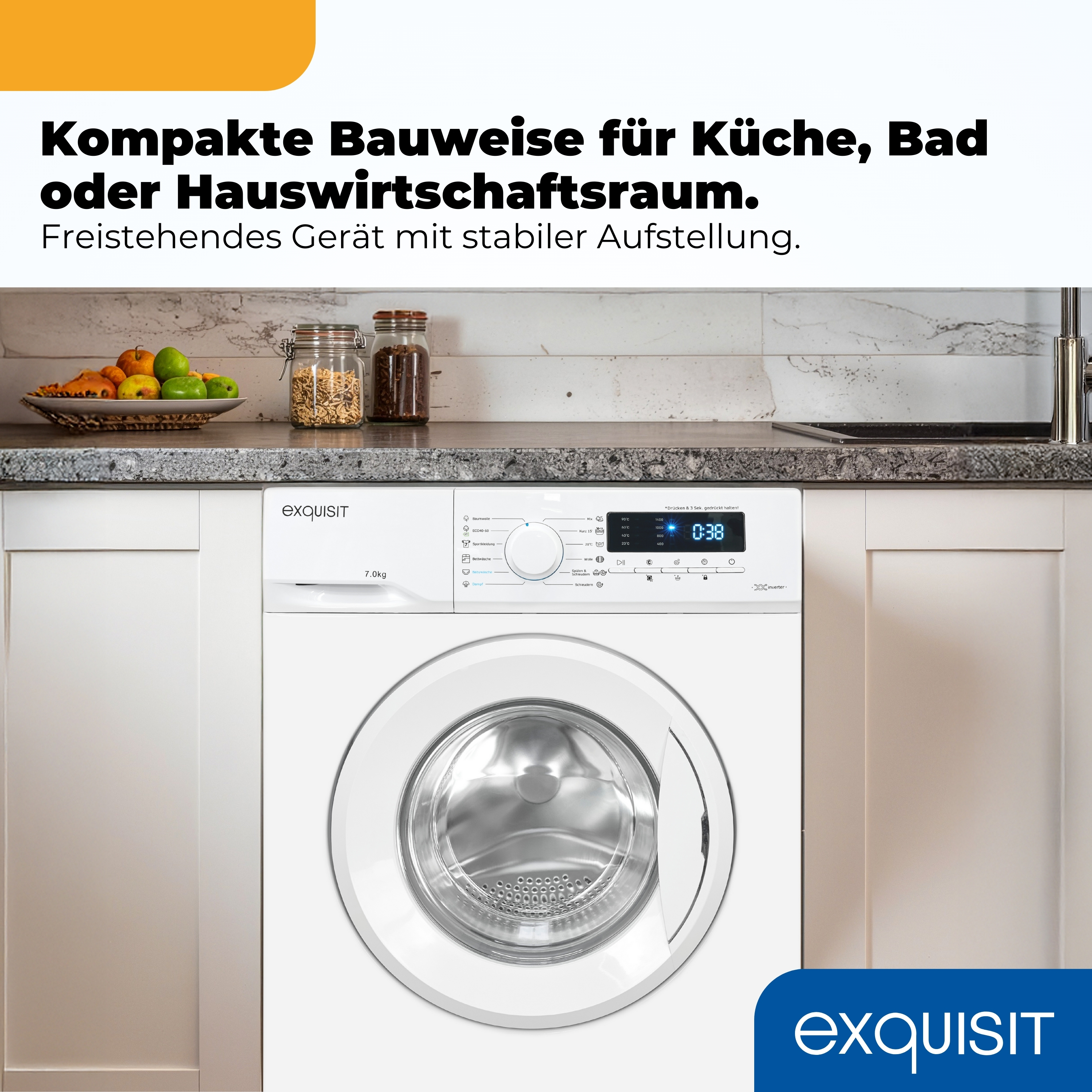 Eine weiße Waschmaschine mit voller Ladeluke steht in einer Küche.
