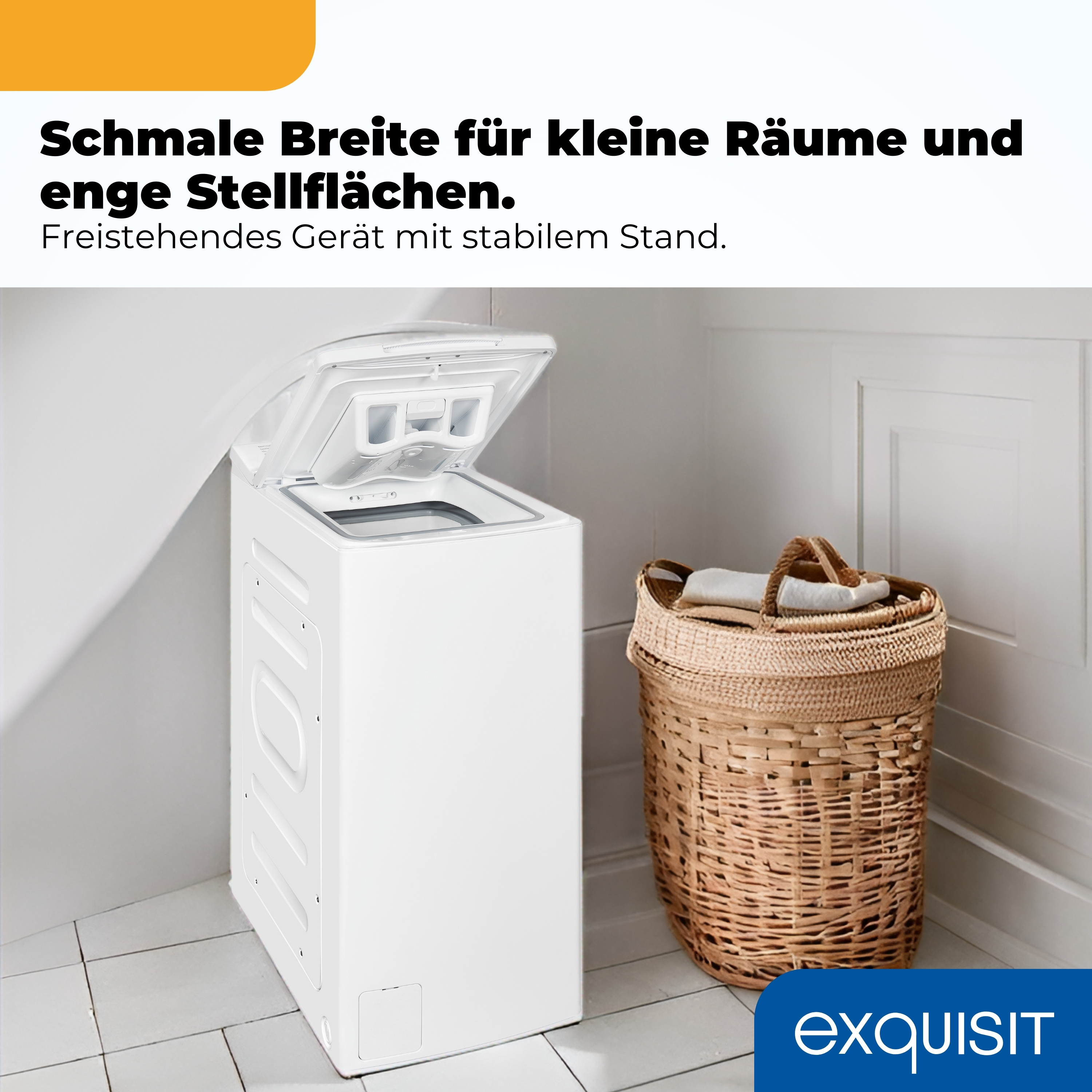 Weiße Waschmaschine mit geöffnetem Deckel neben einem Wäschekorb.