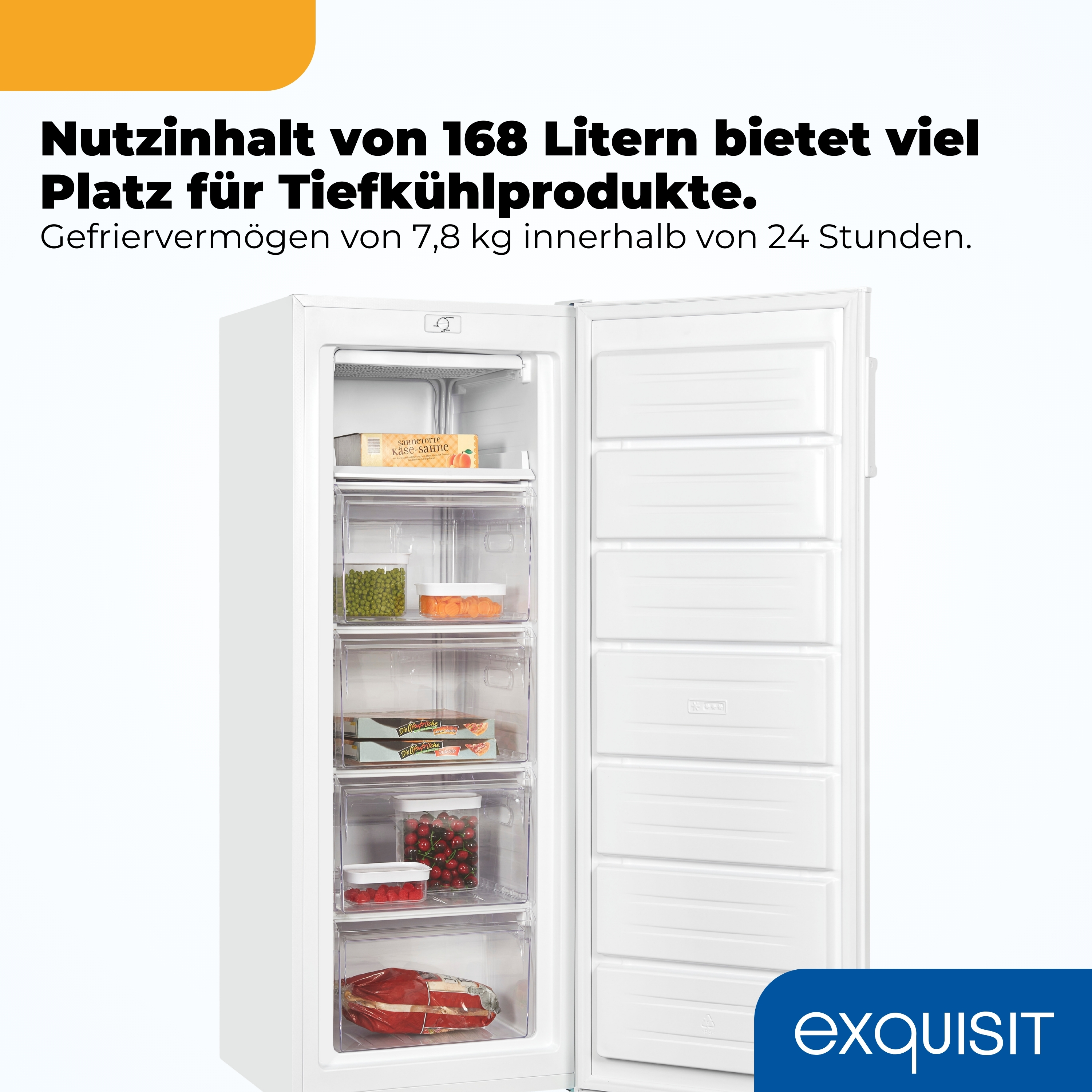 Ein weißer Gefrierschrank mit offener Tür, gefüllt mit gefrorenen Lebensmitteln.