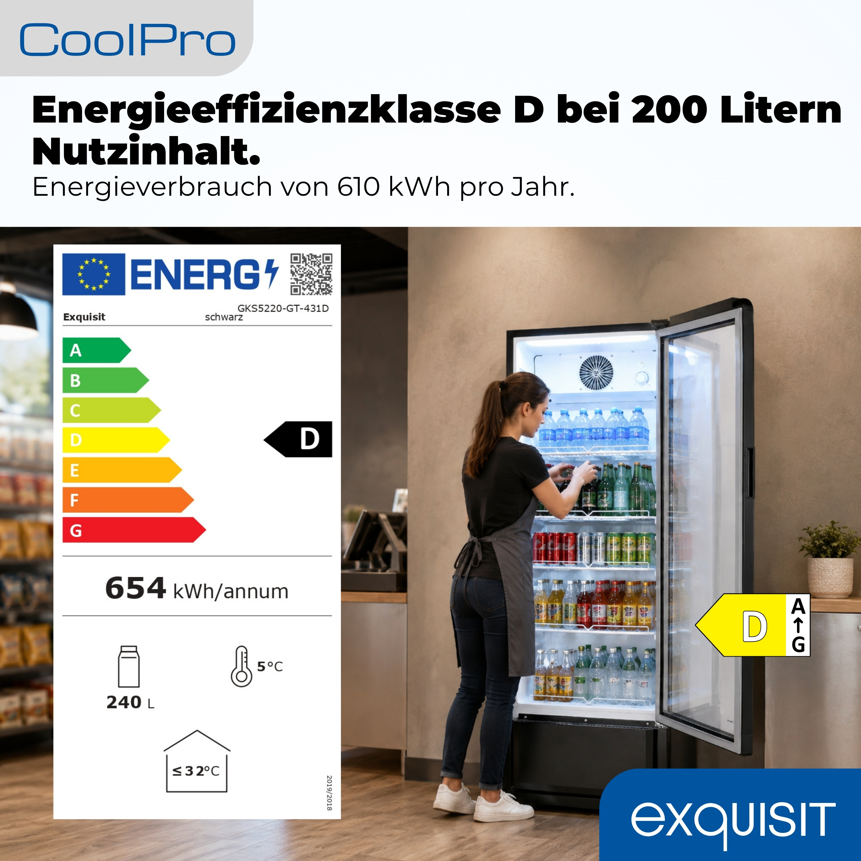 Kühlschrank mit Energieeffizienzklasse D, gefüllt mit Getränken. Eine Frau ordnet Flaschen ein.
