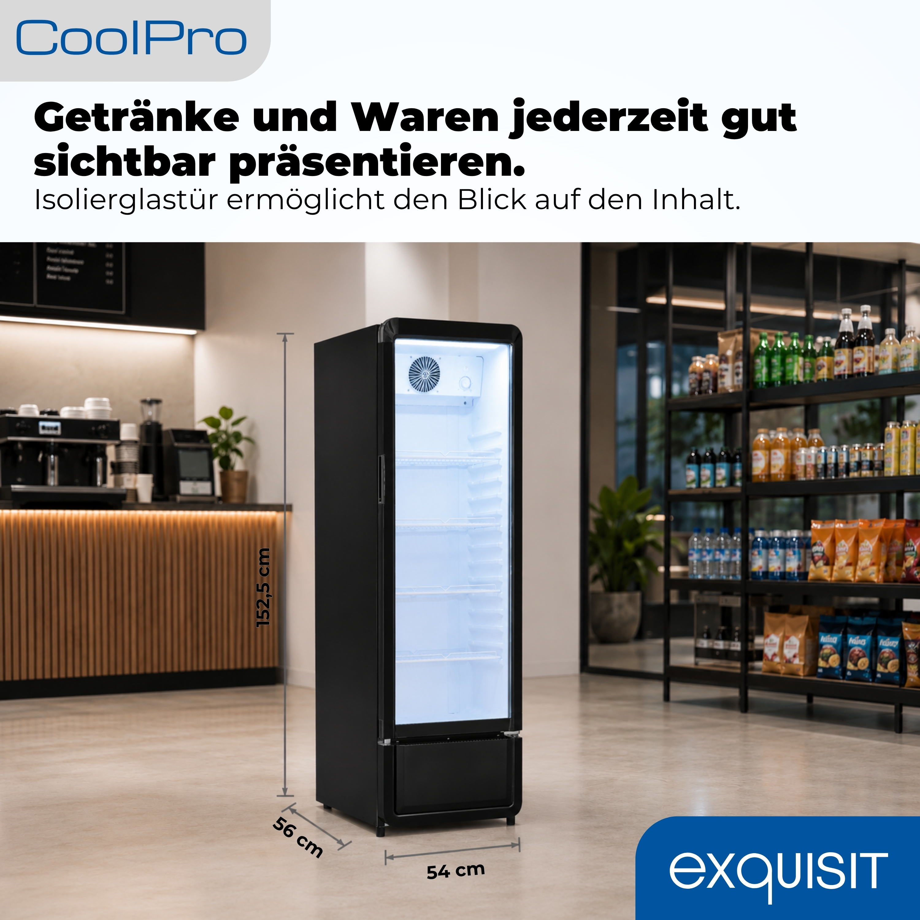 Ein schwarzer Kühlschrank mit Glastür steht in einem Raum mit Regalen voller Flaschen und Snacks.