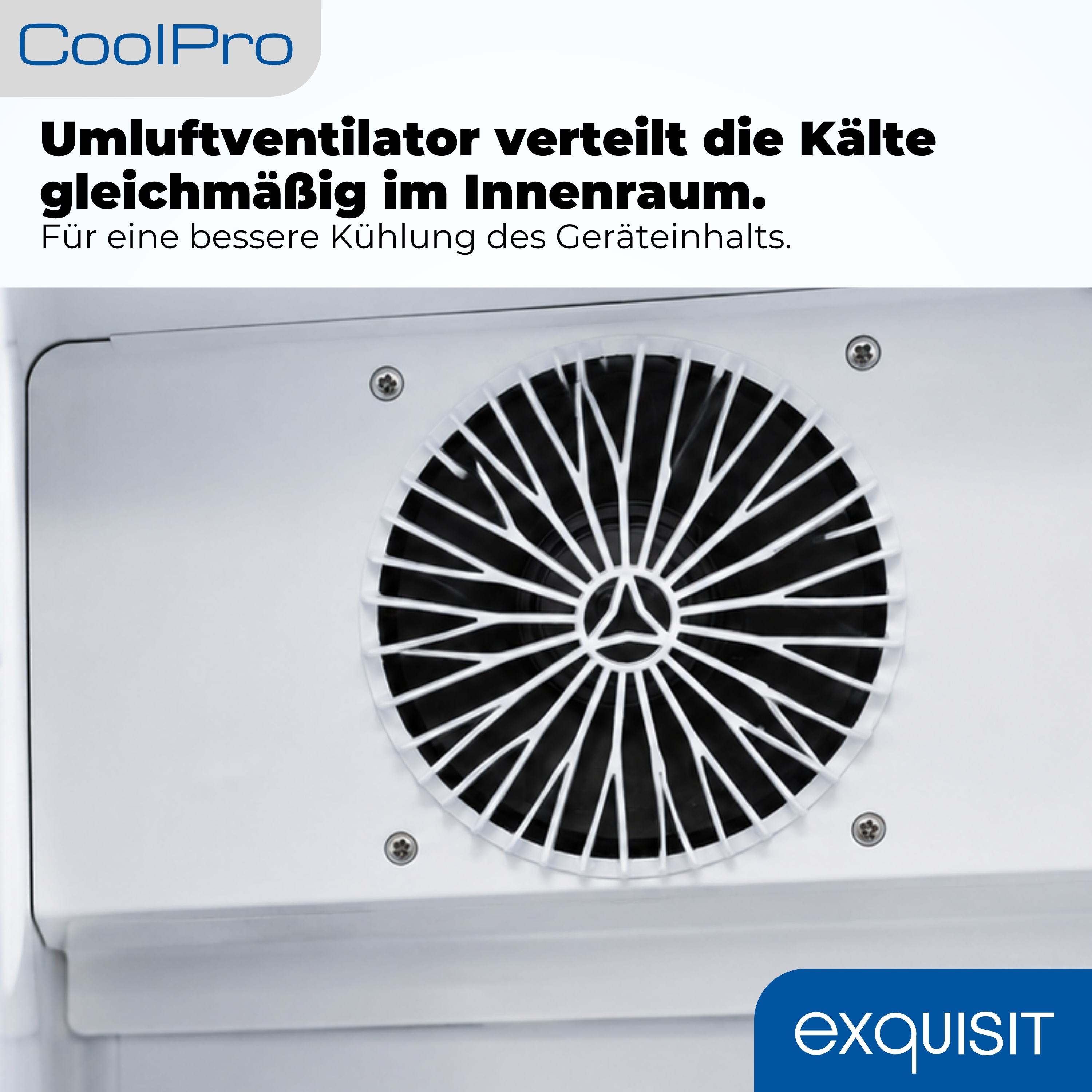 Ein weißer Umluftventilator mit schwarzem Lüftergitter in einem Kühlschrank.