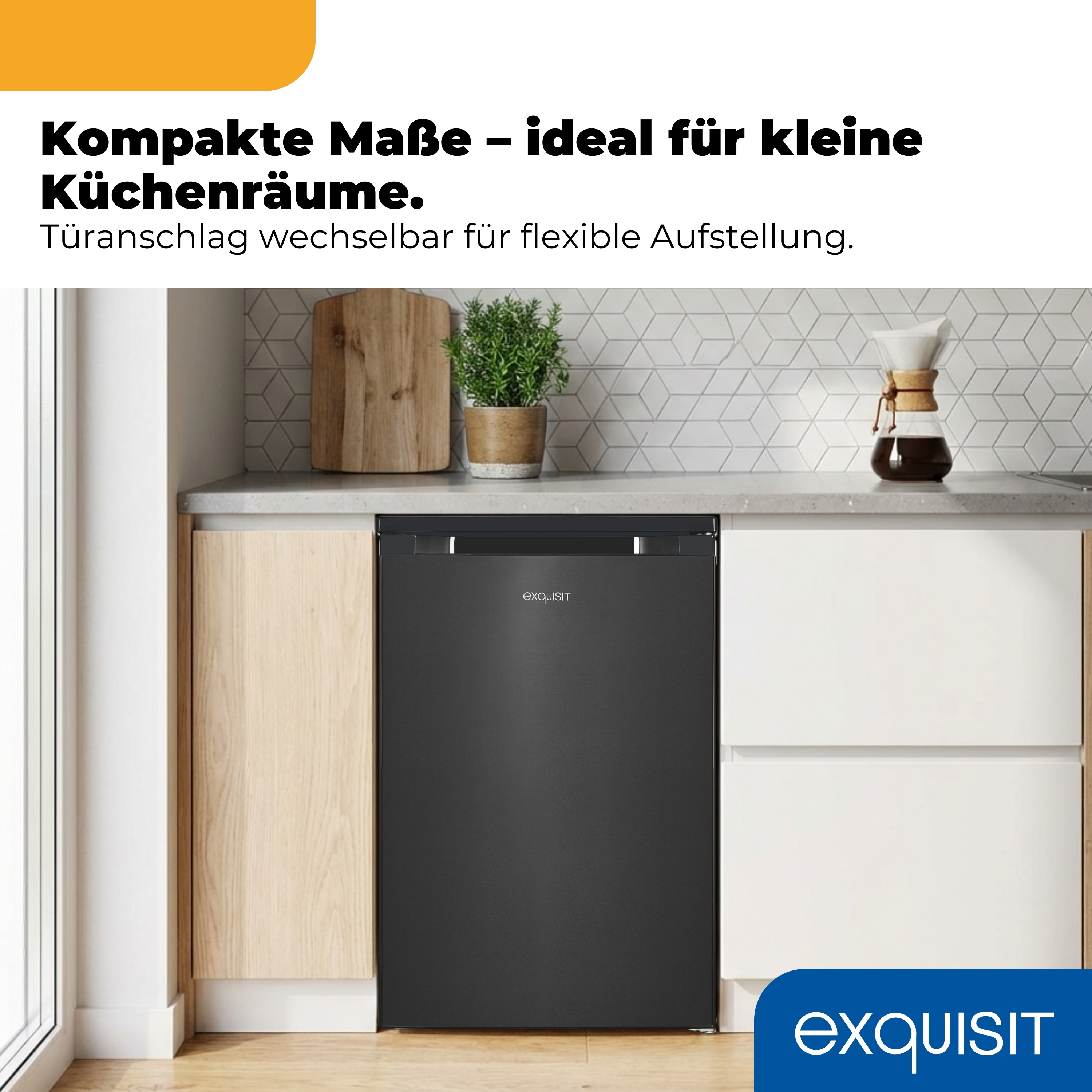 Ein schwarzer Kühlschrank in einer modernen Küche mit Holzelementen.
