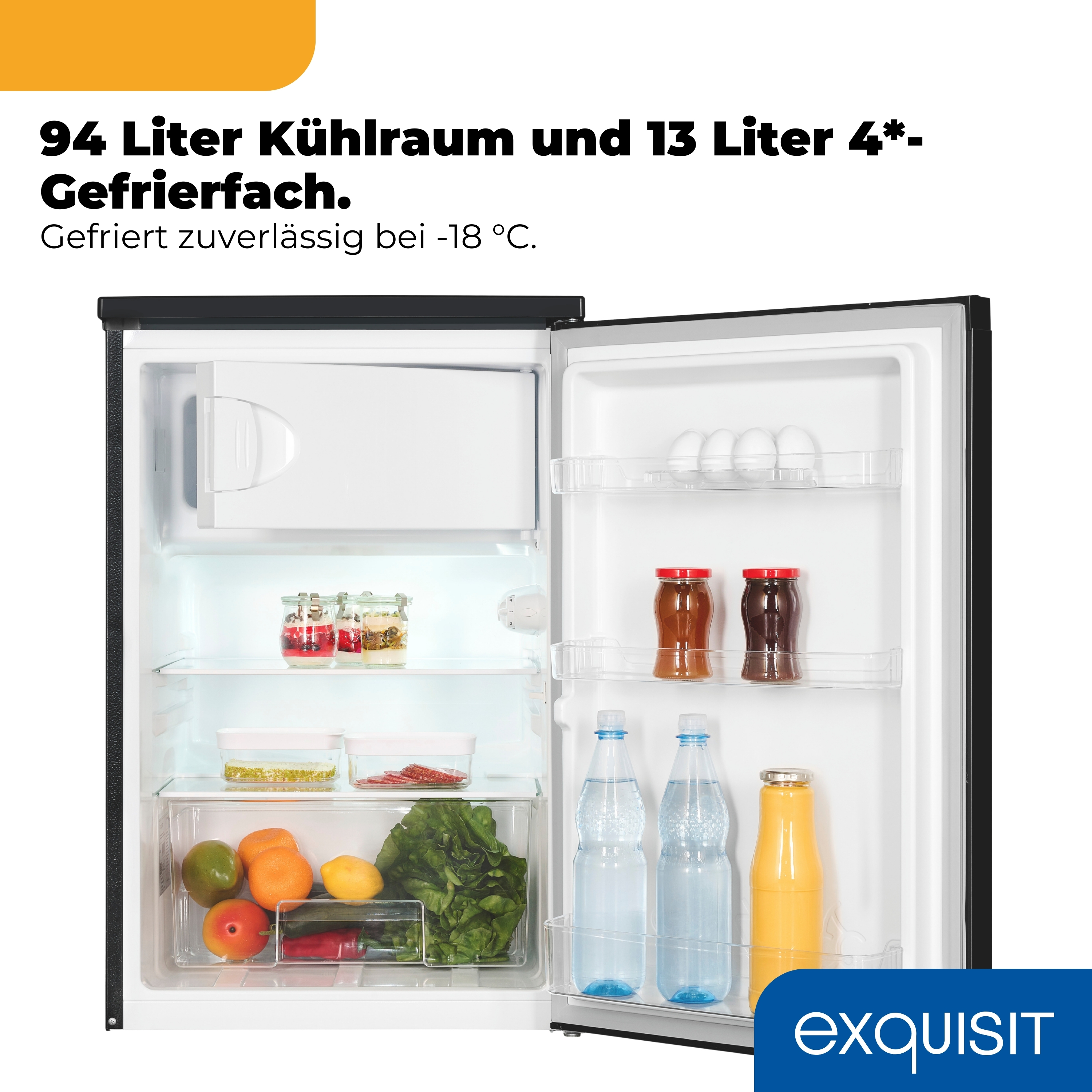 Offener Kühlschrank mit Lebensmitteln: Eier, Gläser, Flaschen, Obst und Gemüse.