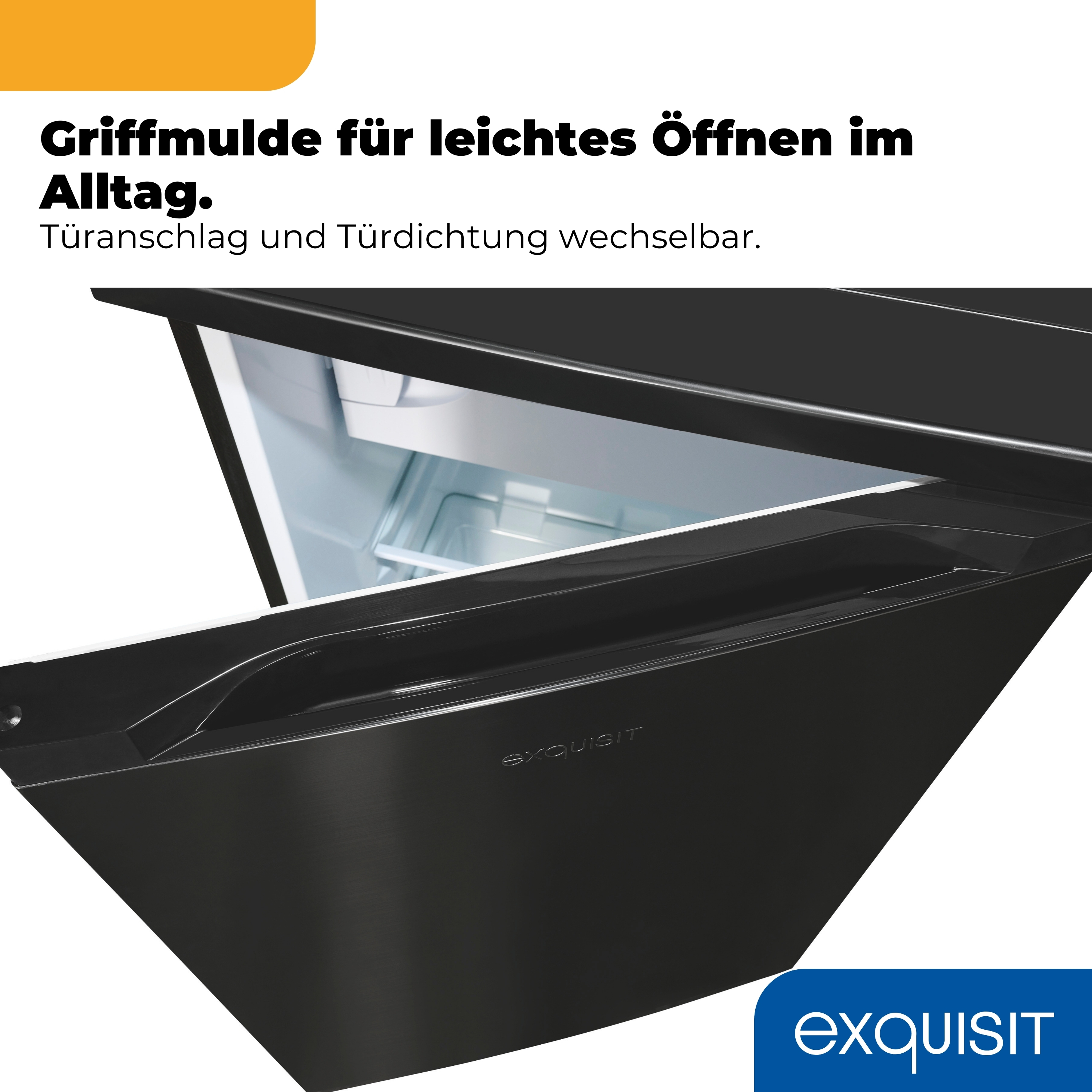 Schwarzer Kühlschrank mit offener Tür und beleuchtetem Innenraum.