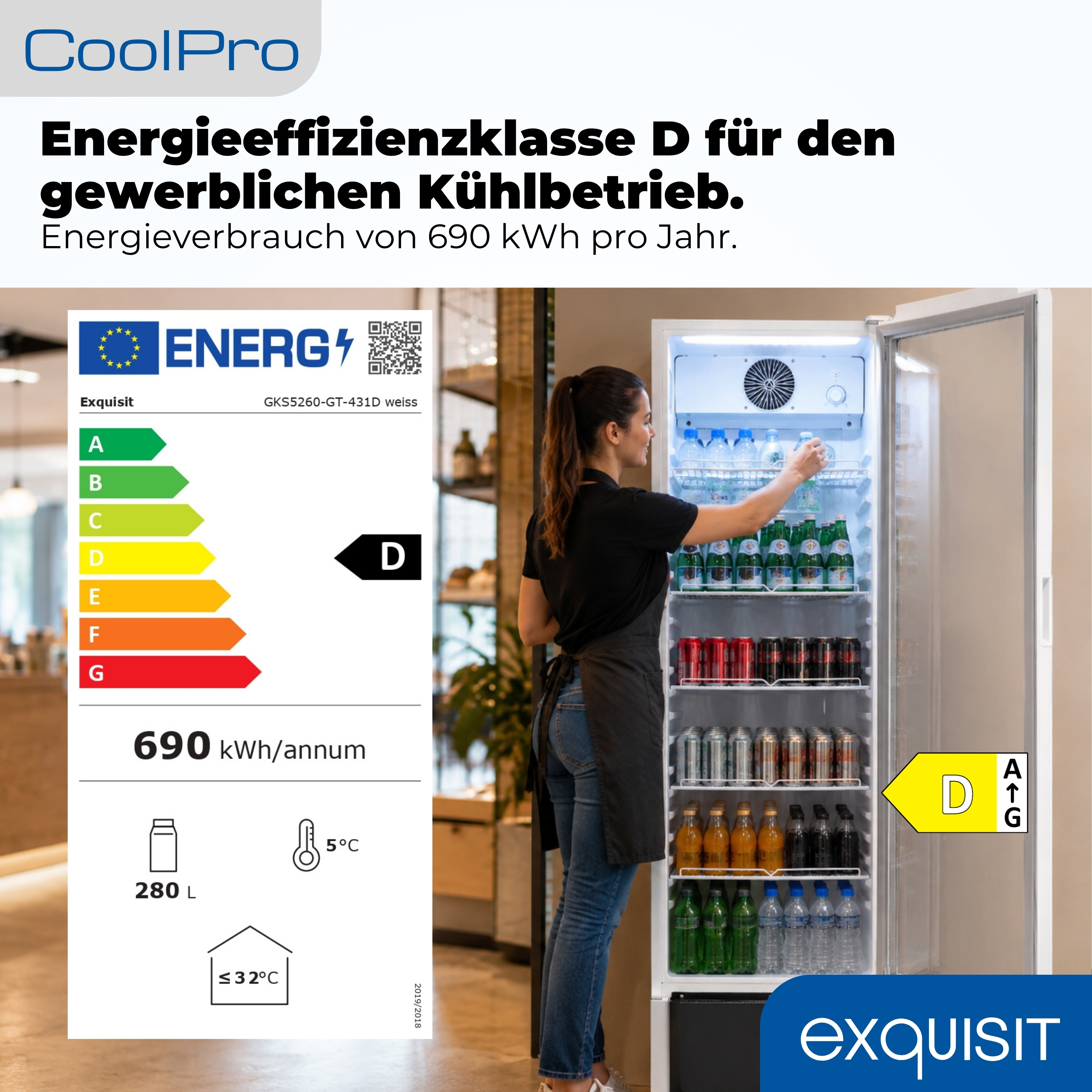 Frau sortiert Getränke in einem Kühlschrank mit Energieeffizienzklasse D.