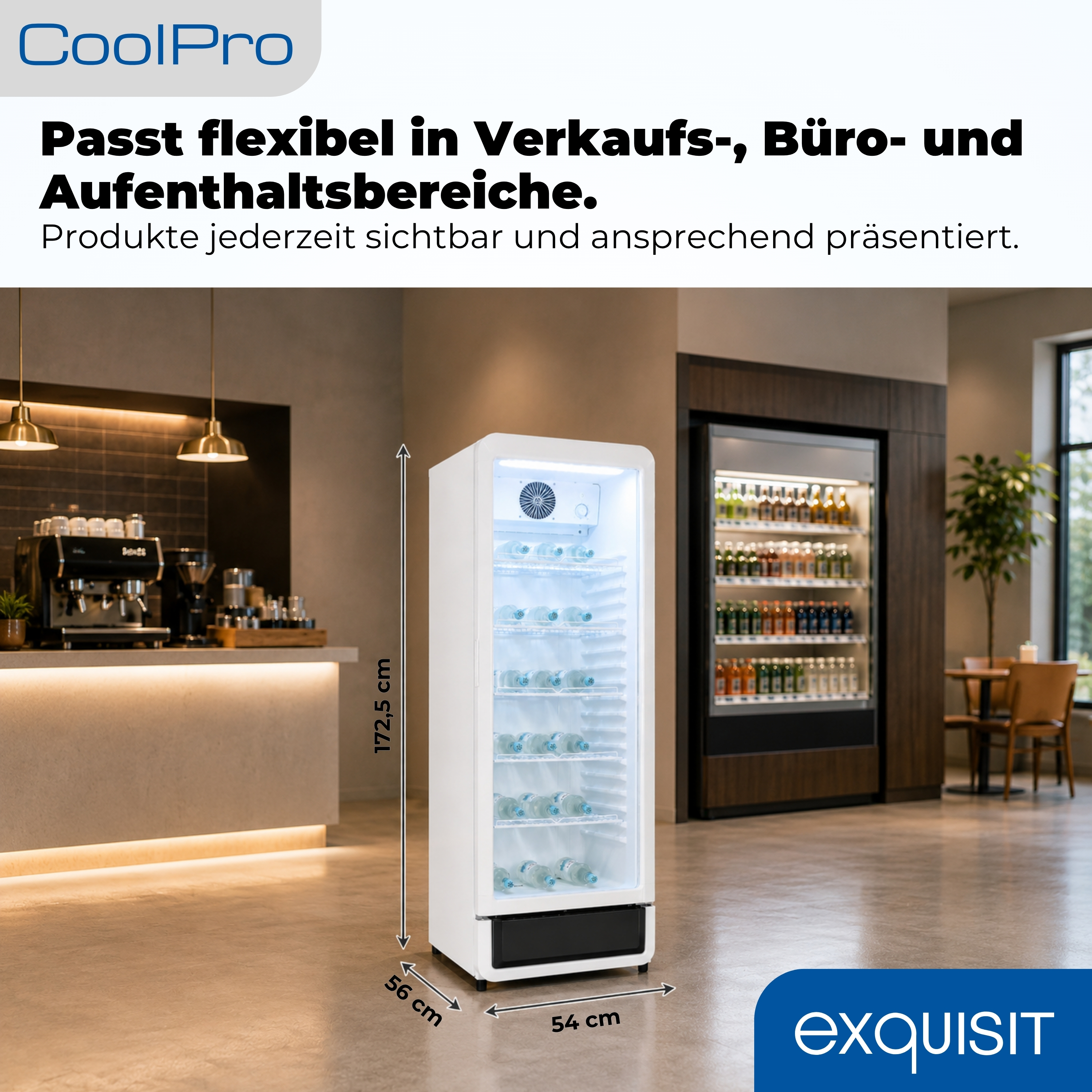 Ein weißer Kühlschrank mit Glasfront, gefüllt mit Flaschen, steht in einem modernen Raum.