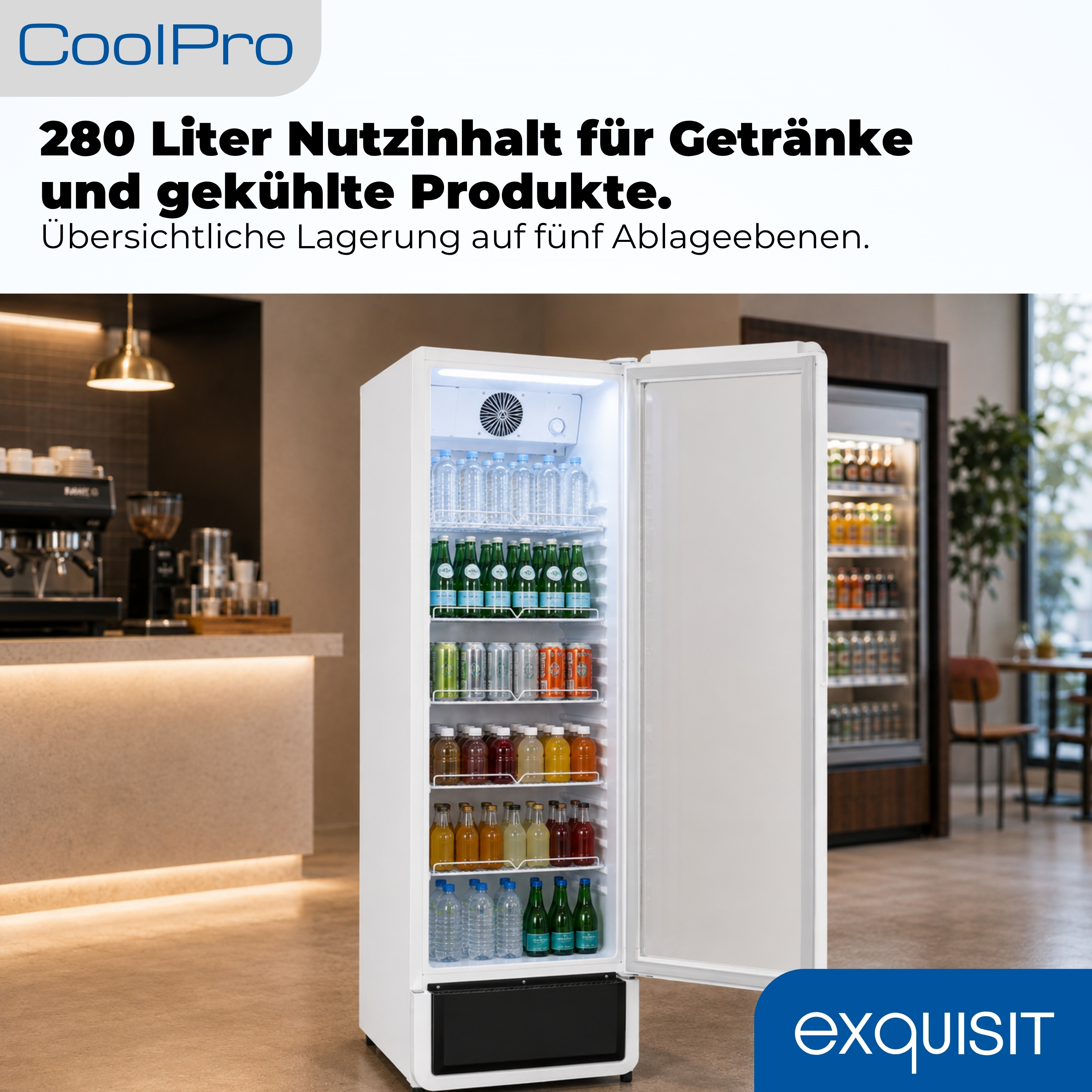 Ein offener Kühlschrank mit fünf Regalen, gefüllt mit Flaschen und Dosen.