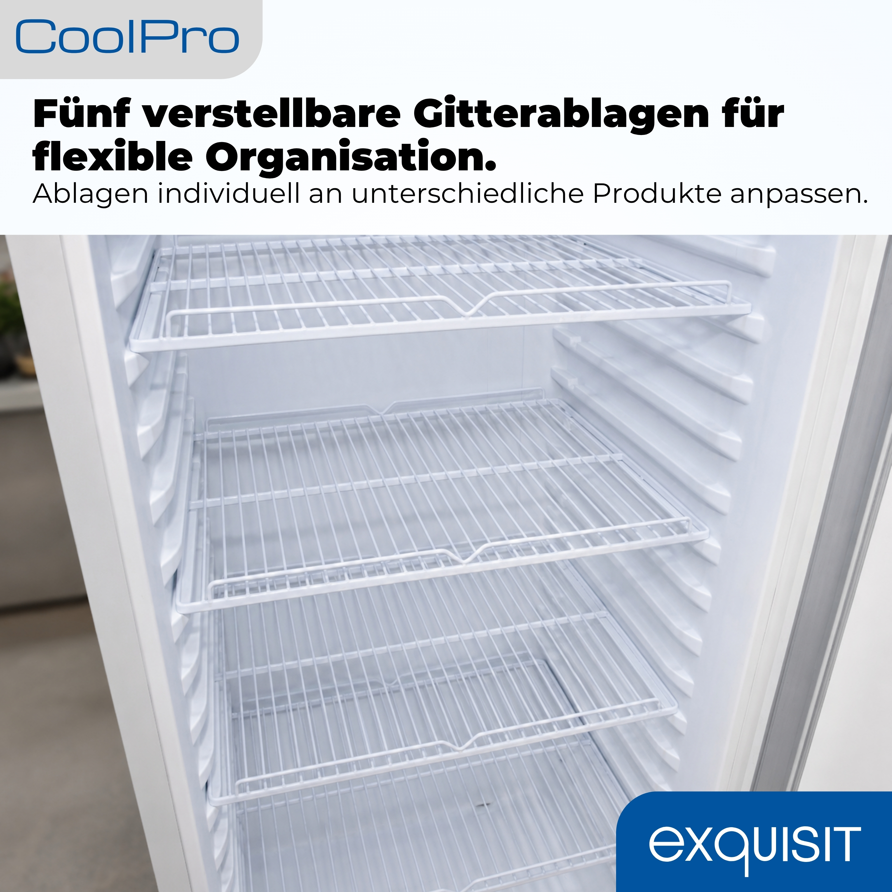 Innenansicht eines Kühlschranks mit fünf weißen Gitterablagen.