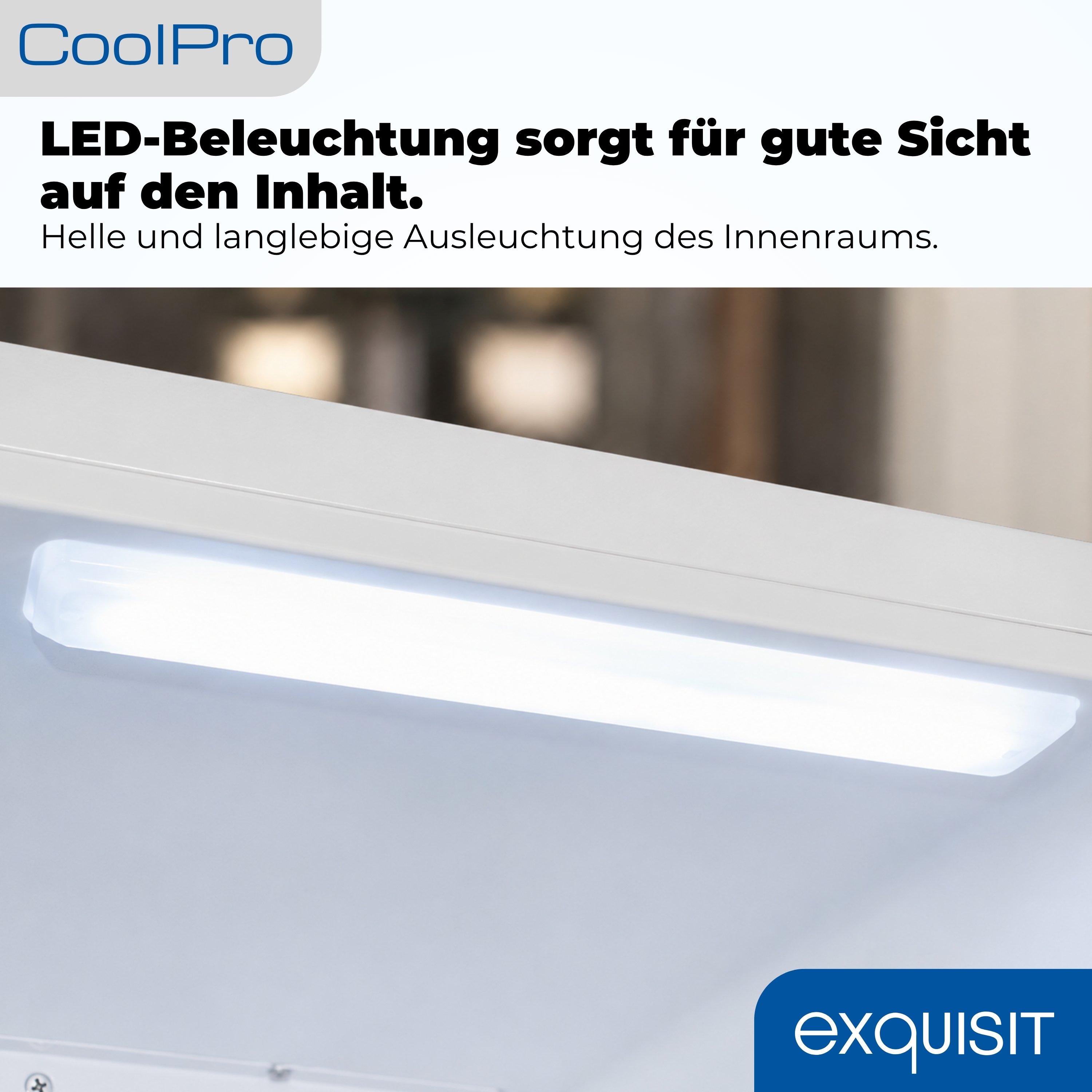 Ein Kühlschrank mit LED-Beleuchtung und dem Exquisit-Logo.