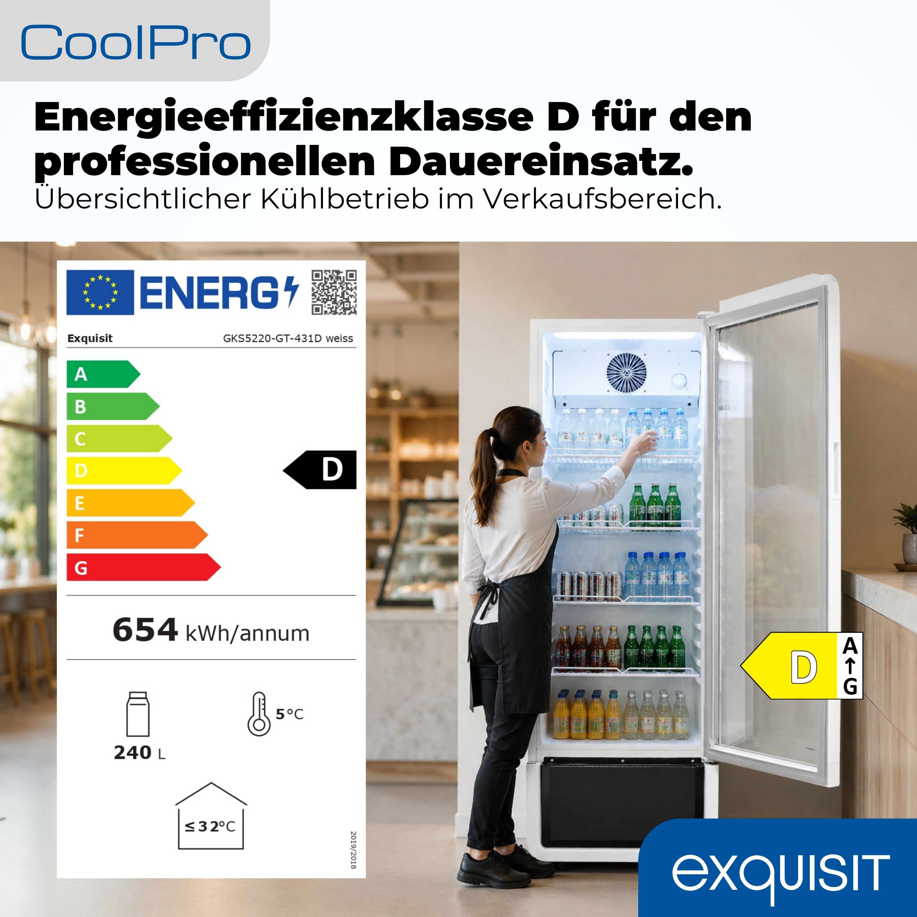 Kühlschrank mit Energieeffizienzklasse D. Eine Frau sortiert Flaschen.