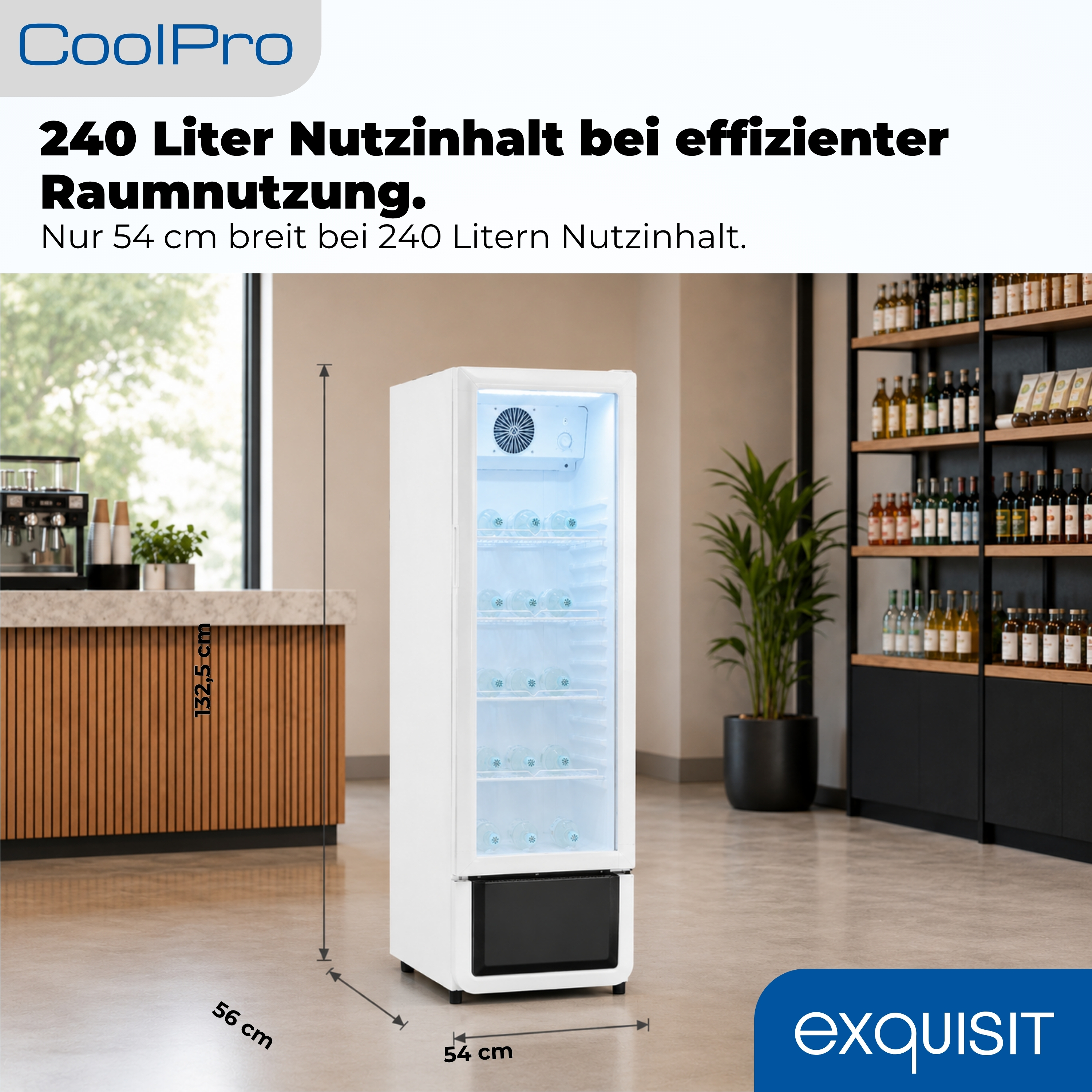 Ein weißer Kühlschrank mit Glasfront, gefüllt mit Flaschen, steht in einem Raum.